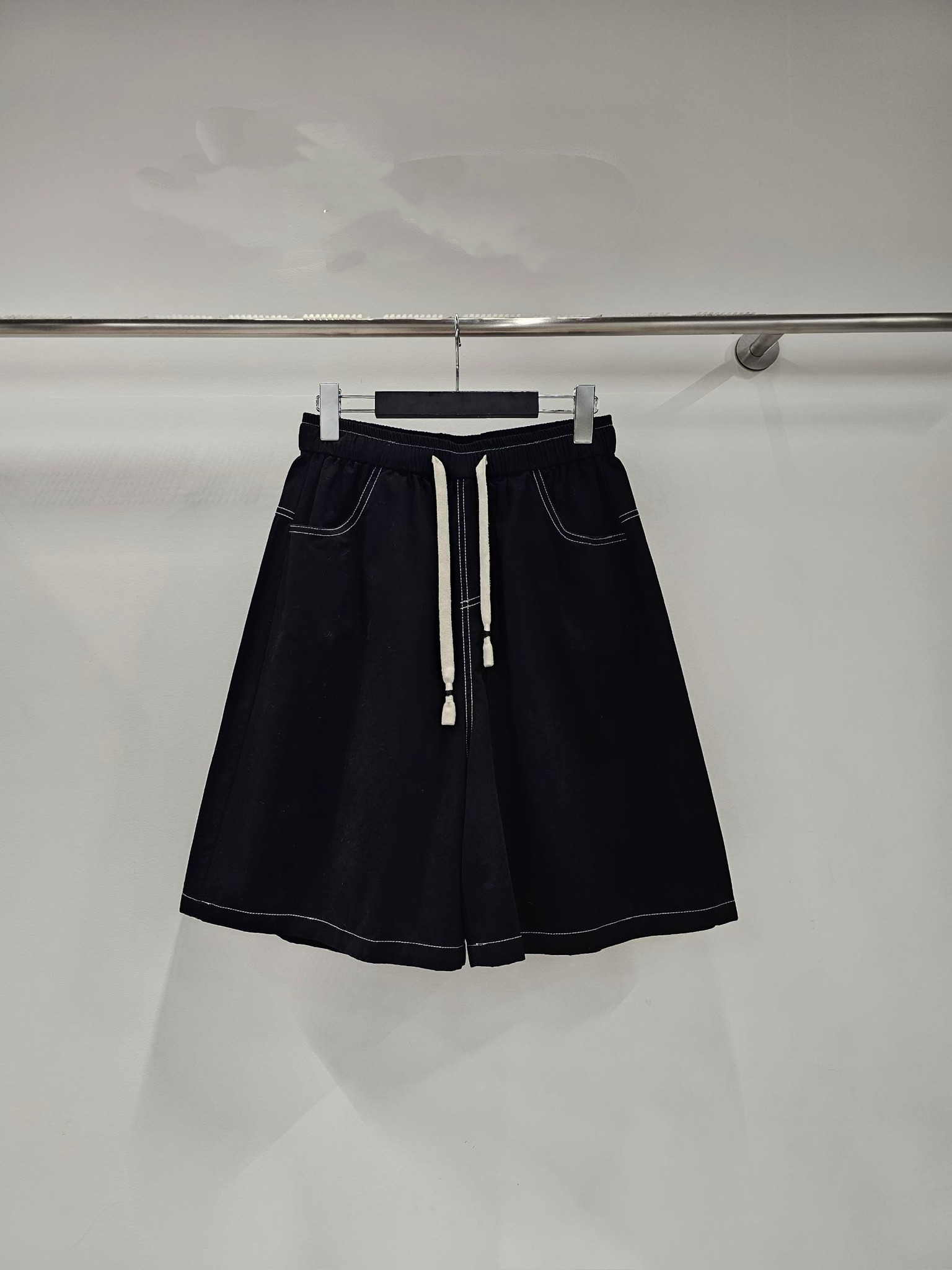 YY20 / CONTRAST STITCH POCKET BERMS