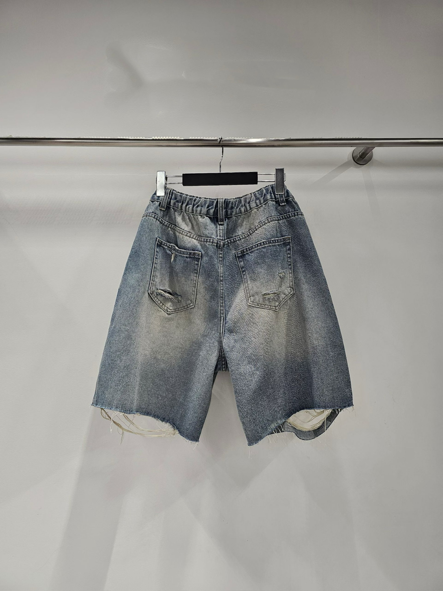 YY22 / DISTRESSED WASHED DENIM BERMS
