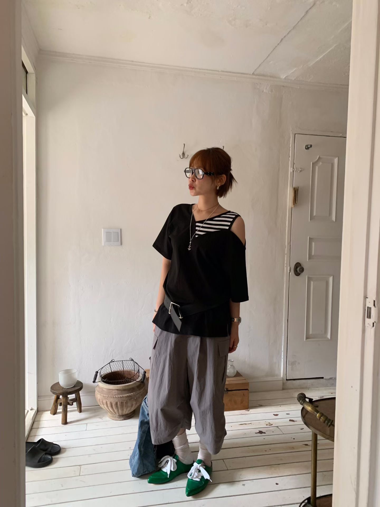 KS11 / COLD SHOULDER SHORT SLEEVES TEE