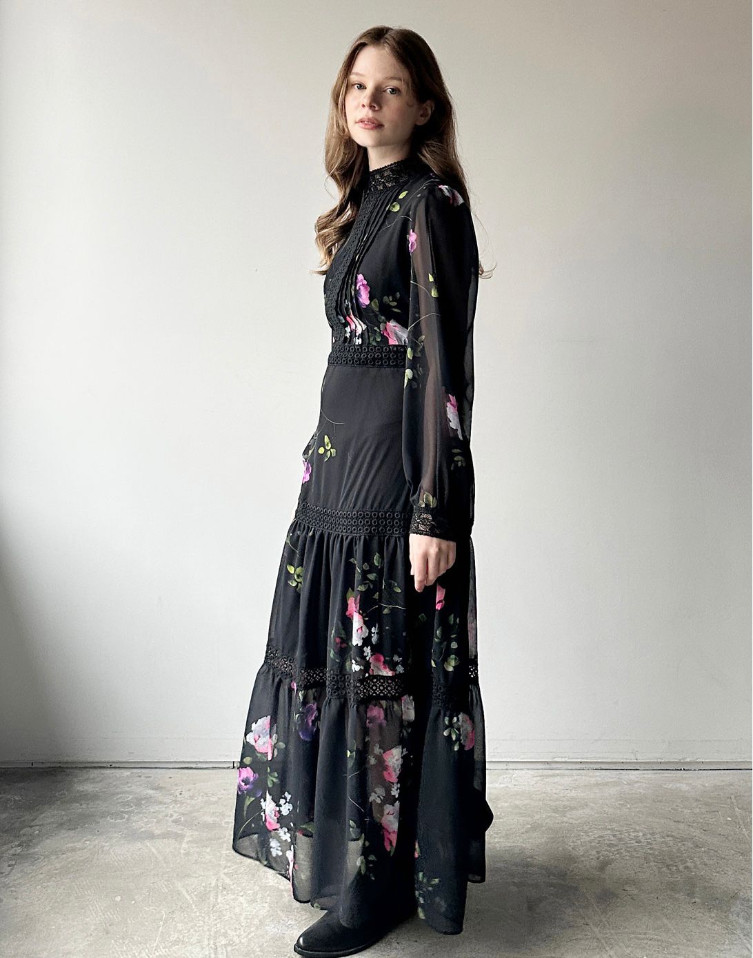 KB01 / Floral Long Dress With Lace Trimmings