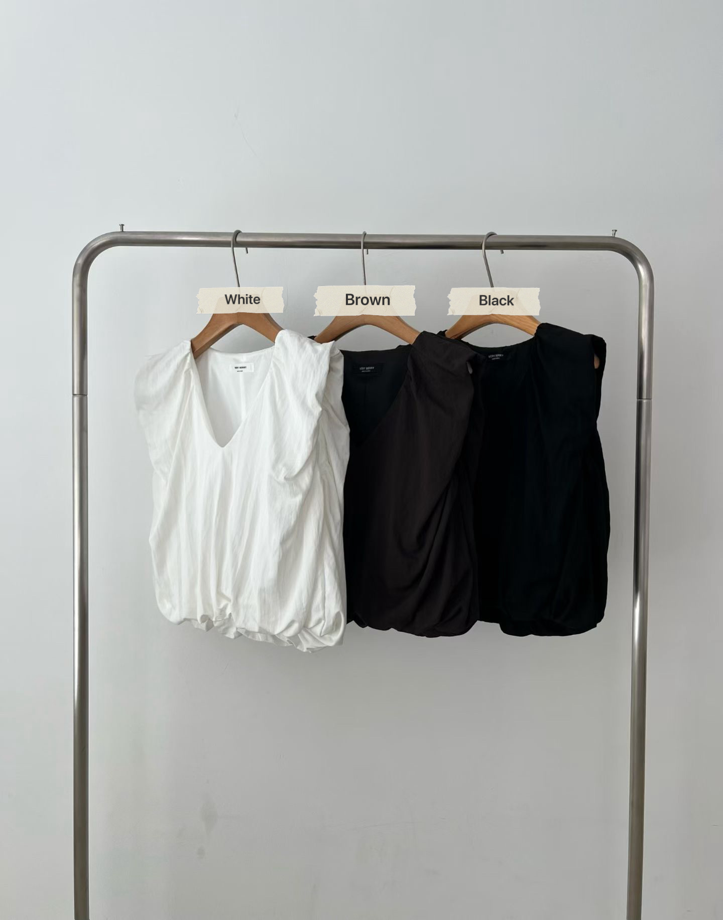 VN26 / V-NECKLINE BUBBLE HEM SLEEVELESS TOP