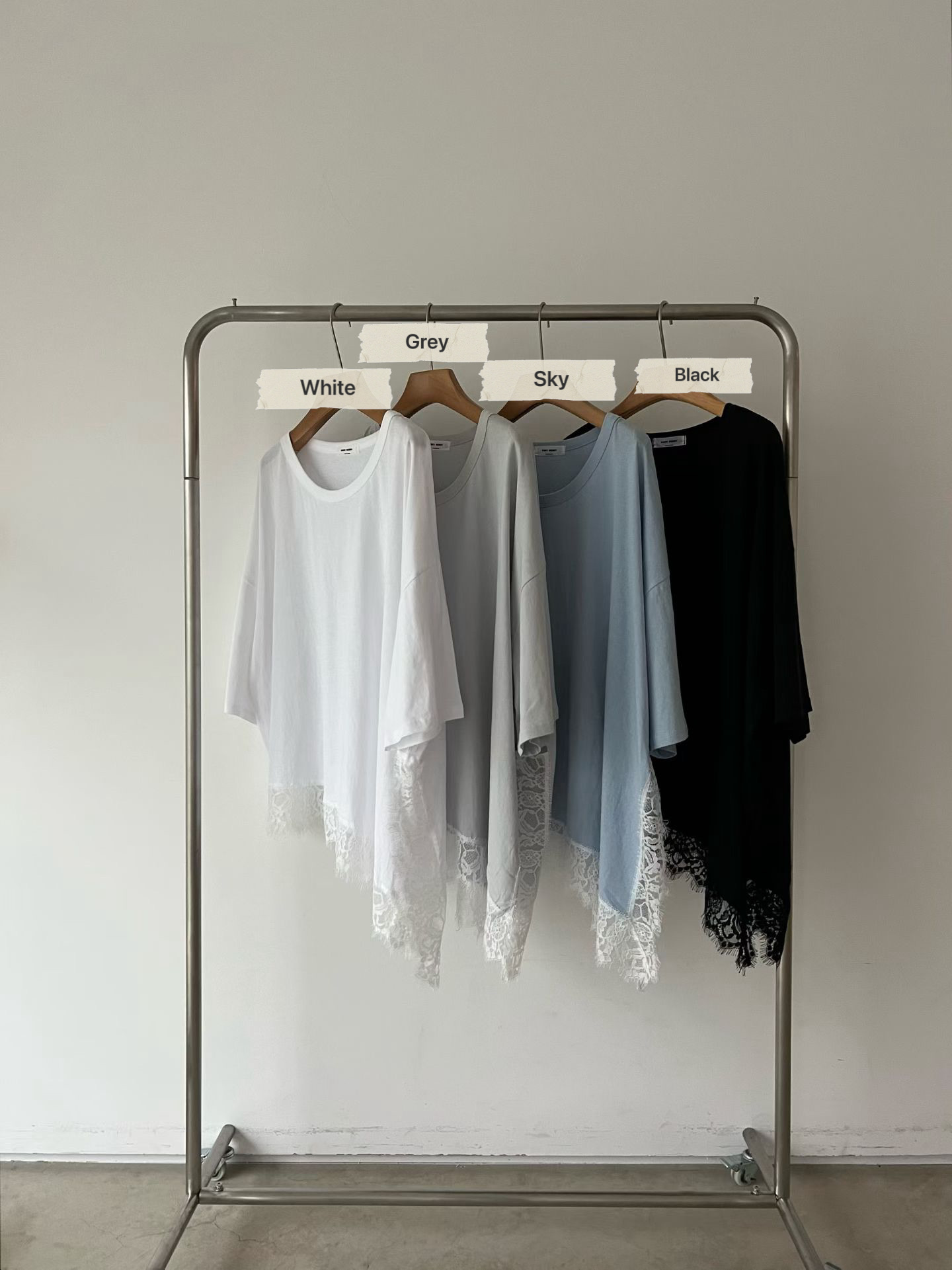VN18 / ASYMMETRICAL LACE HEM LOOSE FIT TEE