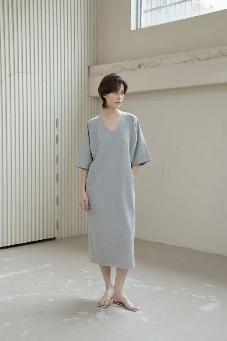 WW32 / V NECKLINE 3/4 SLEEVES DRESS