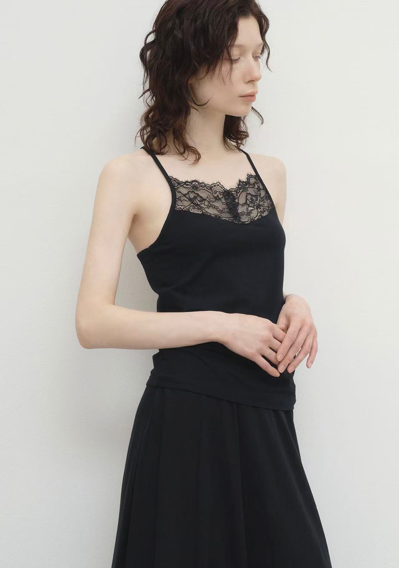 WW33 / LACE CUT IN TOP