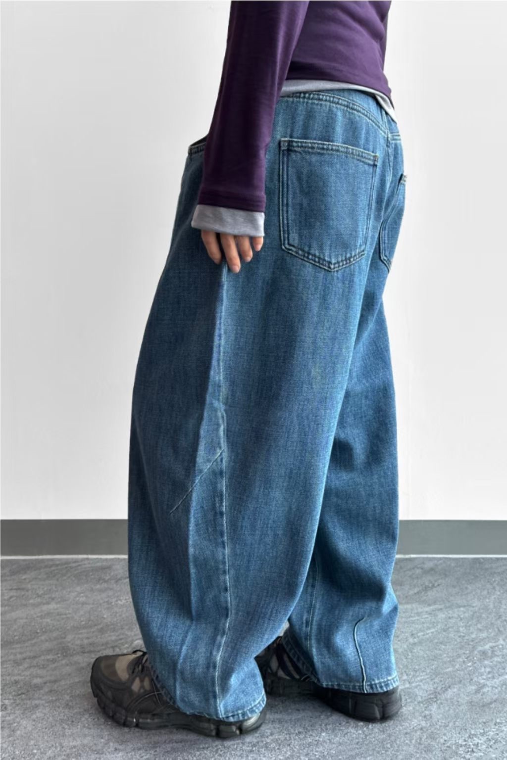 ER03 / BANDED WAIST BARREL-CUT JEANS