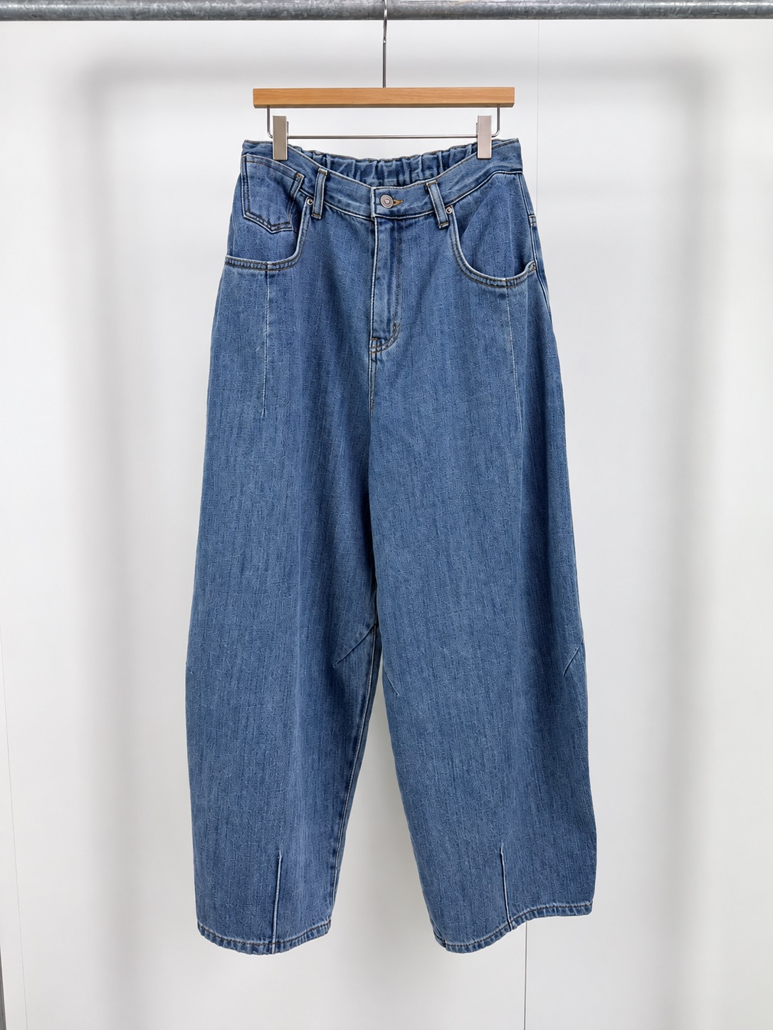 ER03 / BANDED WAIST BARREL-CUT JEANS