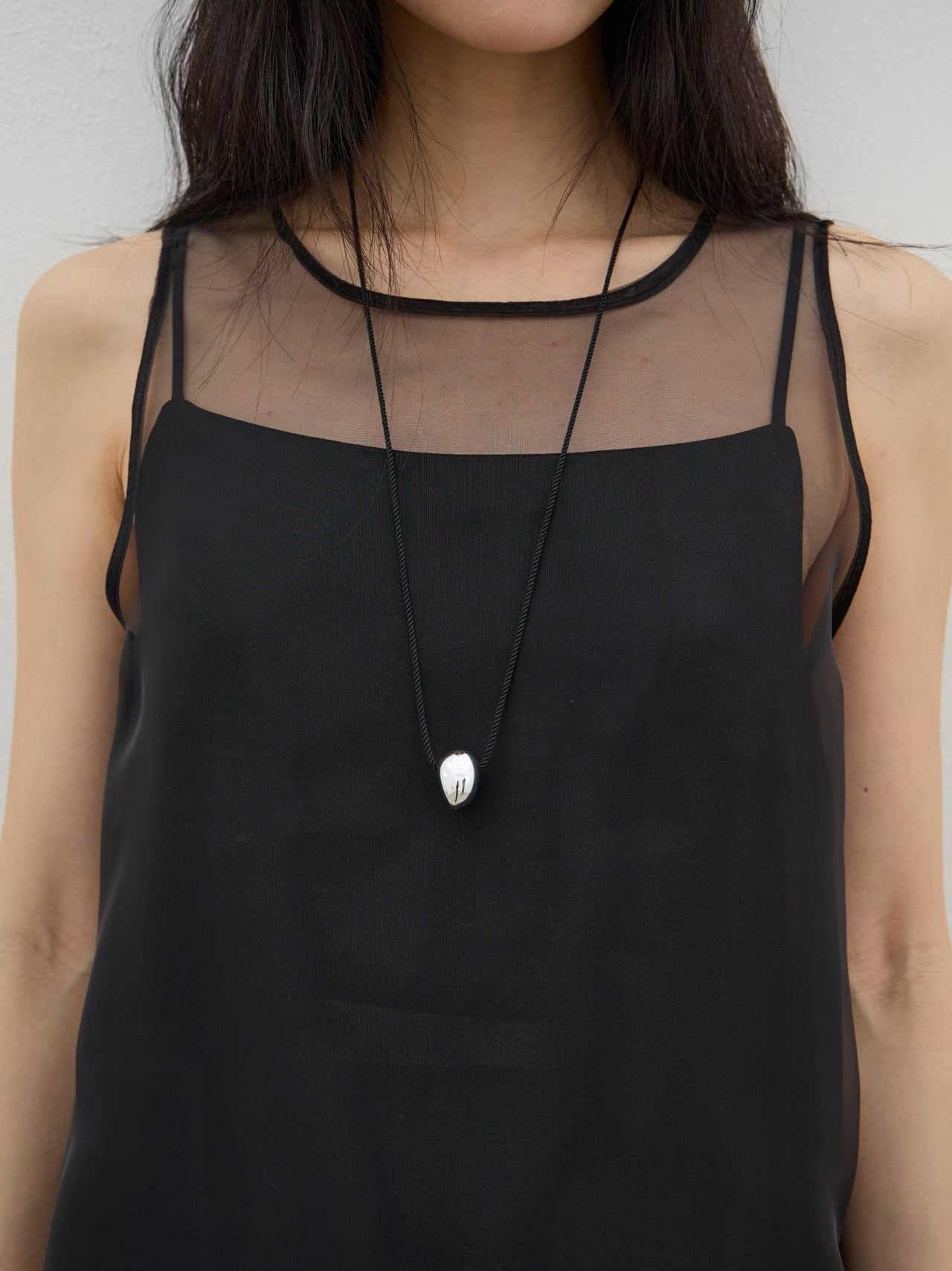DK32 / IRREGULAR SHAPED PENDANT STRING NECKLACE