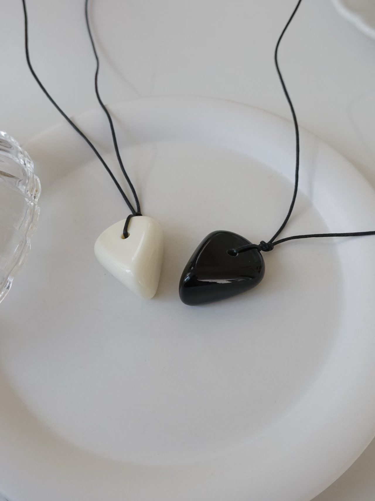 DK30 / TRIANGULAR PENDANT STRING NECKLACE