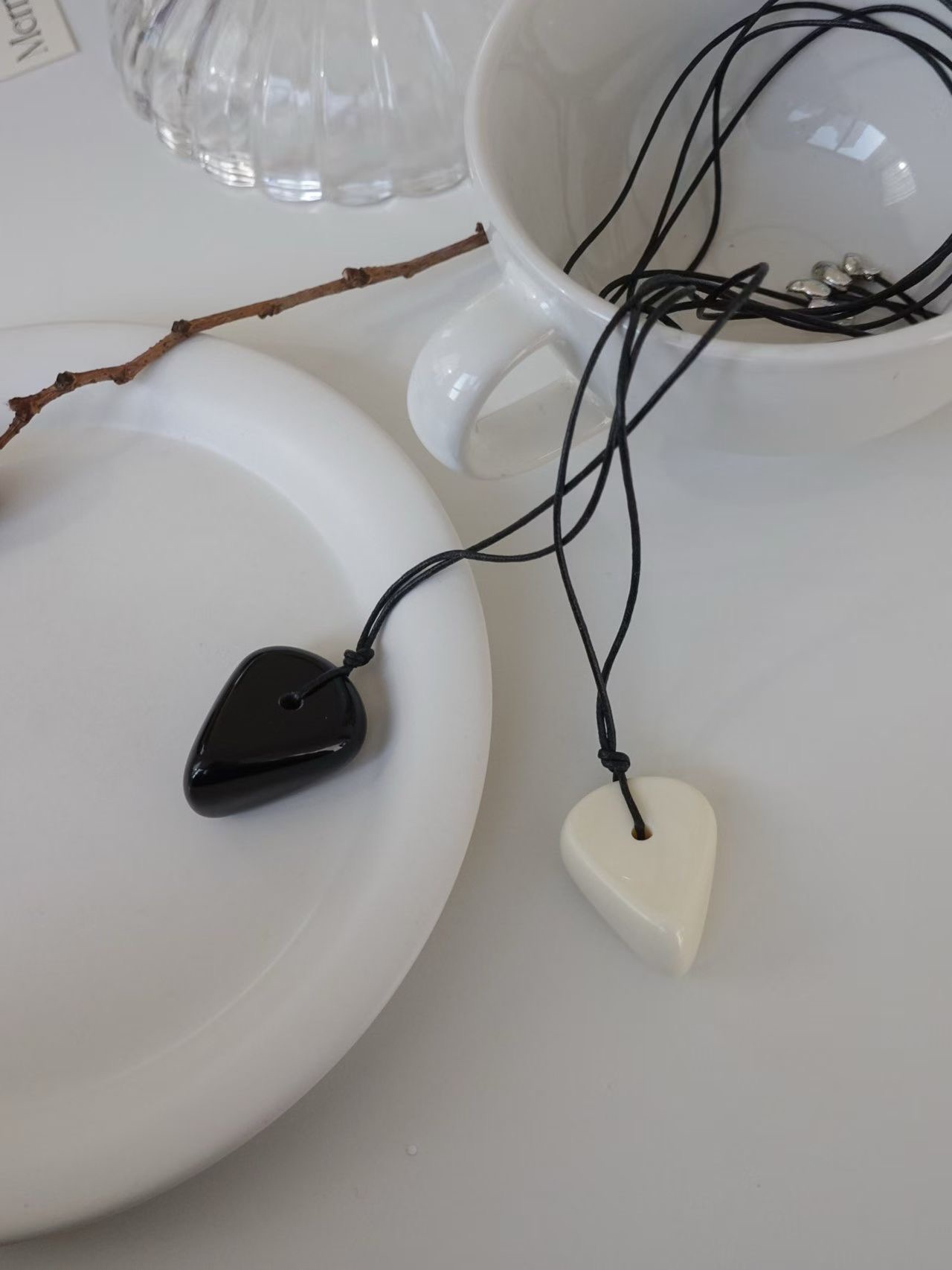 DK30 / TRIANGULAR PENDANT STRING NECKLACE