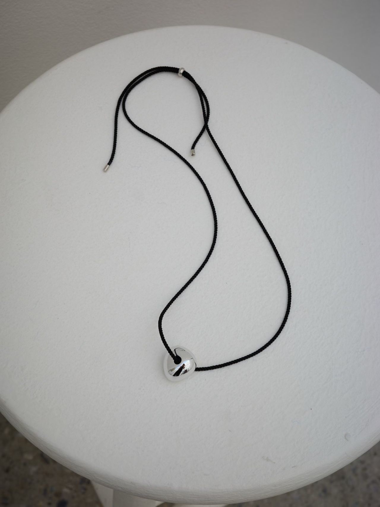 DK32 / IRREGULAR SHAPED PENDANT STRING NECKLACE