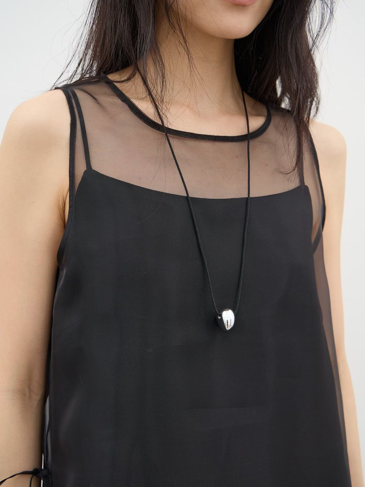 DK32 / IRREGULAR SHAPED PENDANT STRING NECKLACE