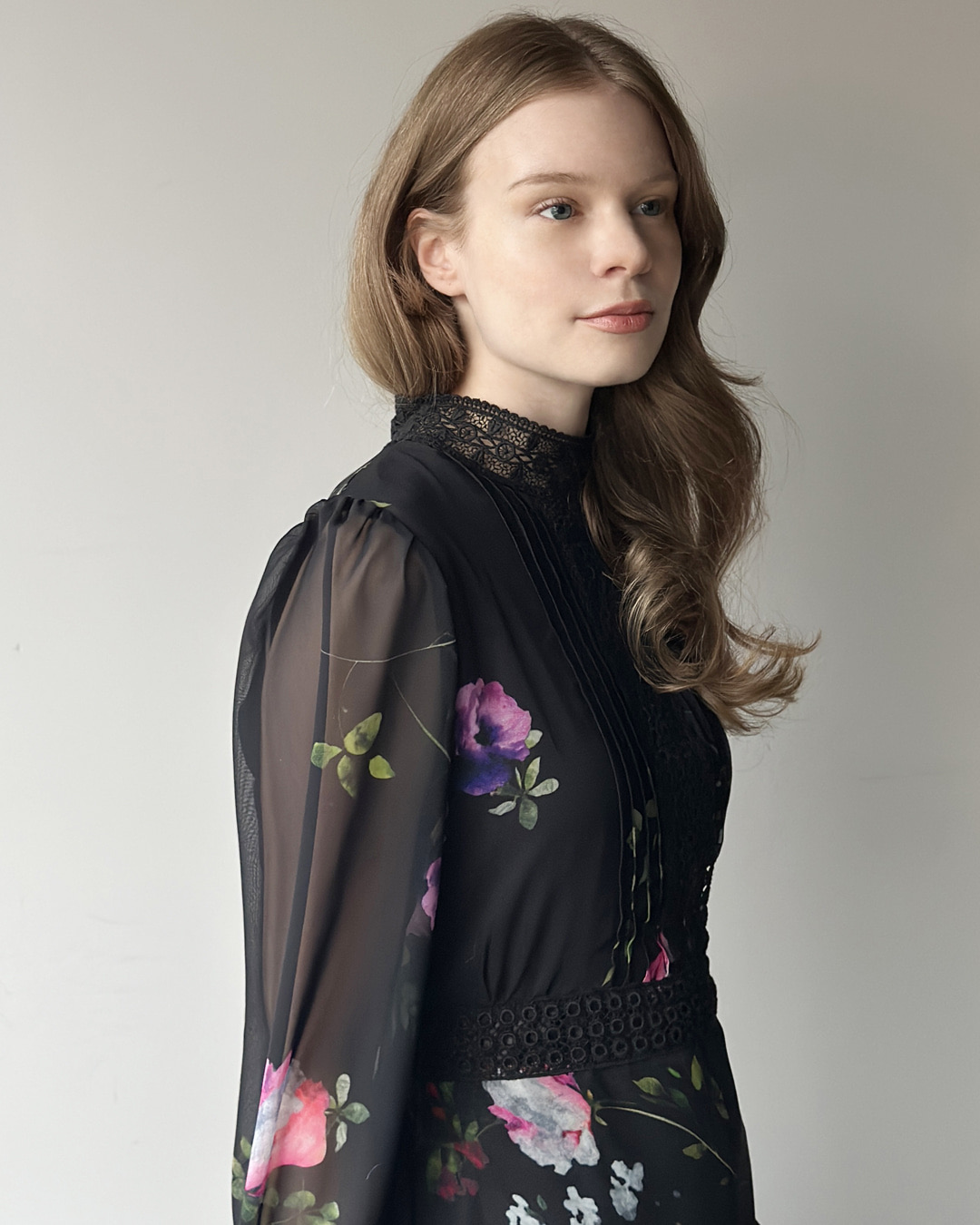 KB01 / Floral Long Dress With Lace Trimmings