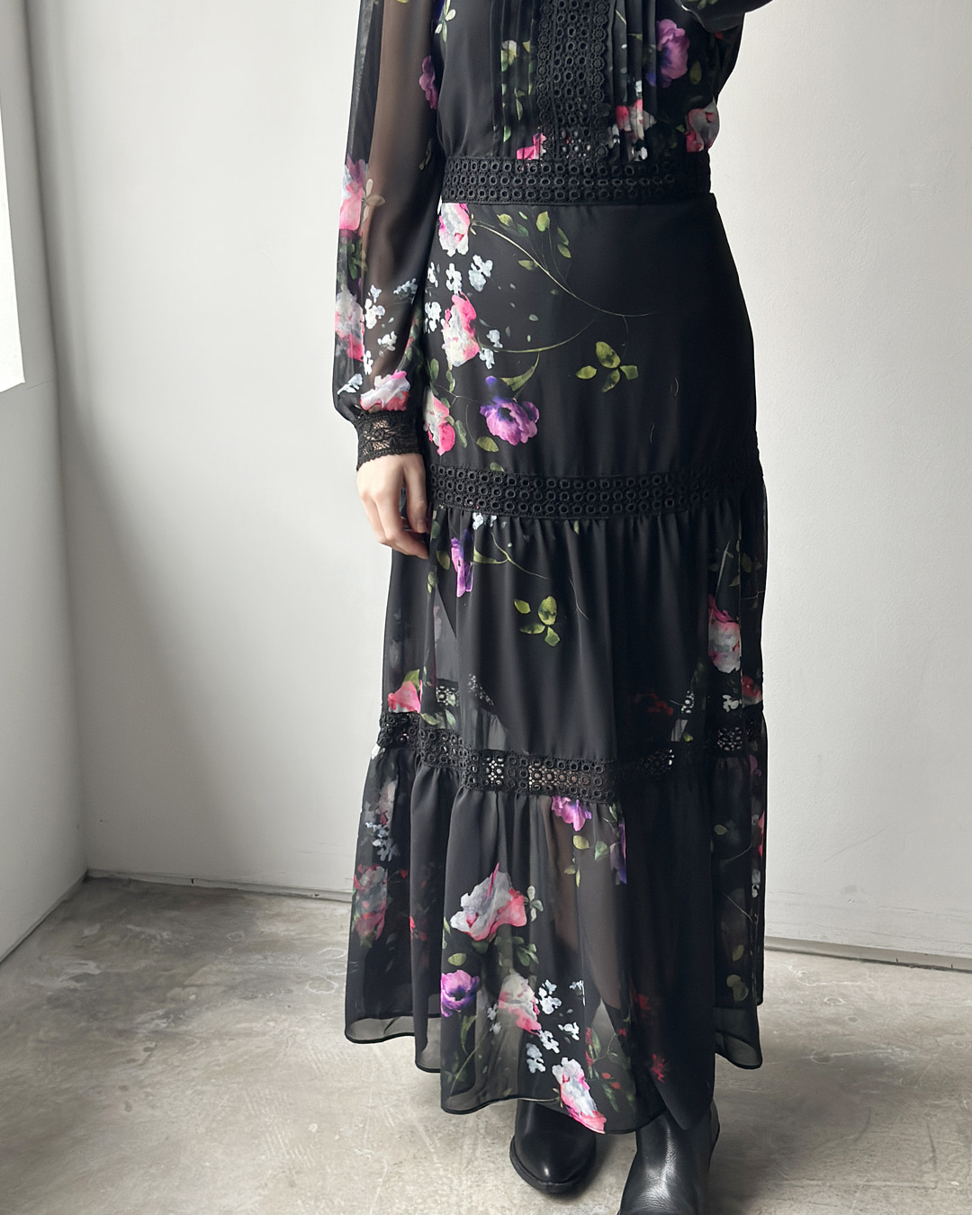KB01 / Floral Long Dress With Lace Trimmings