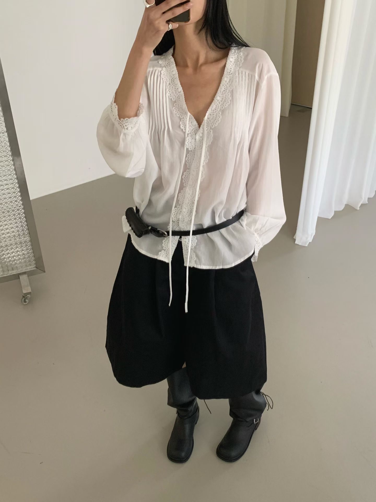 ER24 / V NECKLINE CROCHET TRIMS BLOUSE