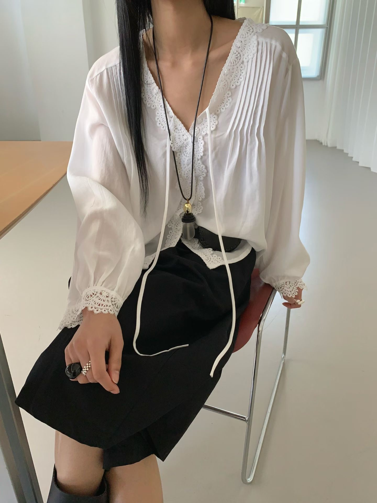 ER24 / V NECKLINE CROCHET TRIMS BLOUSE