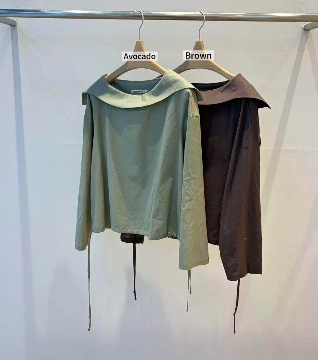 UE20 / WIDE NECKLINE FLAT DOWN COLLAR TOP