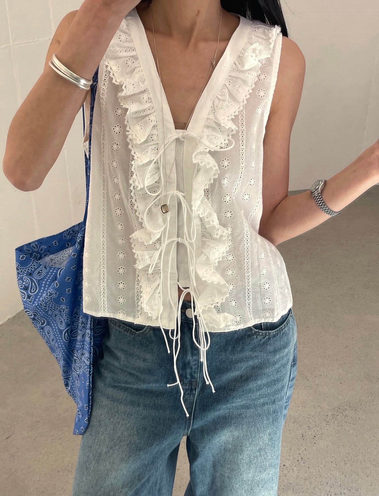 PG08 / SLEEVELESS BRODERIE TOP