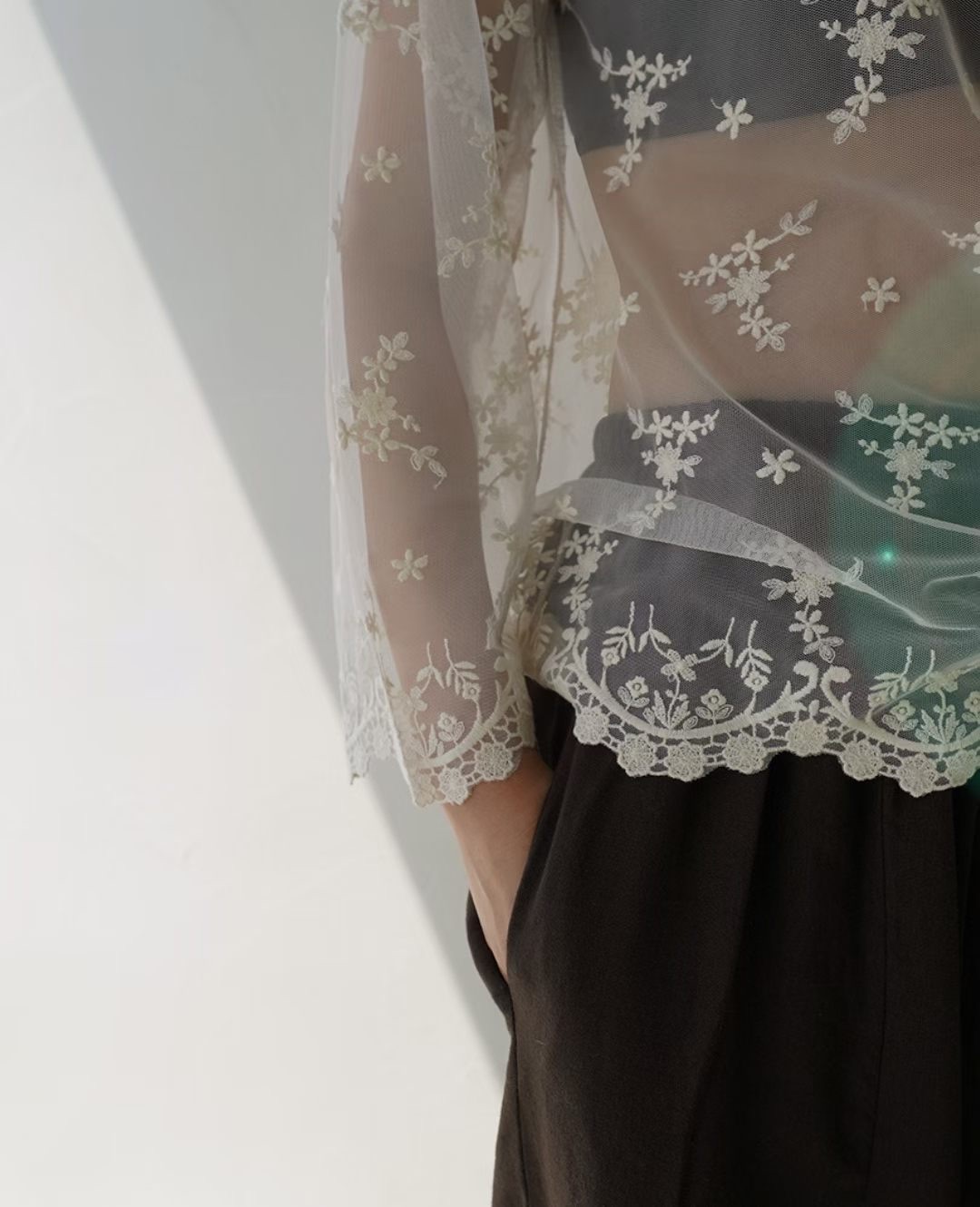 CD24 / SHEER EMBROIDERED MESH TOP