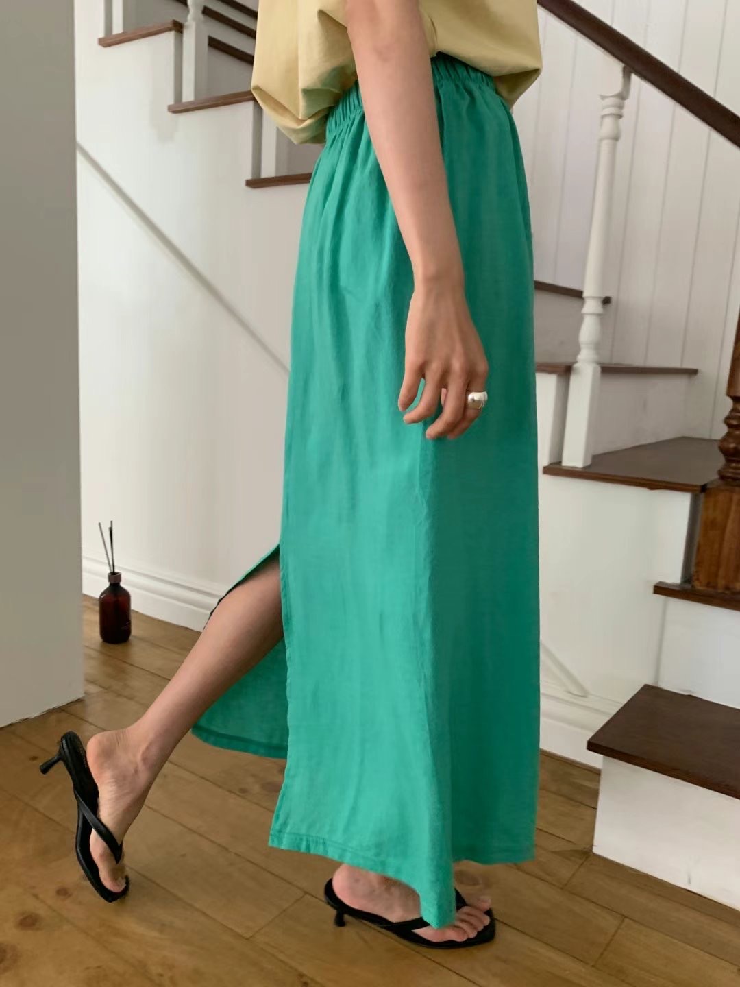 CY2621 / BANDED WAIST BACK SLIT SKIRT