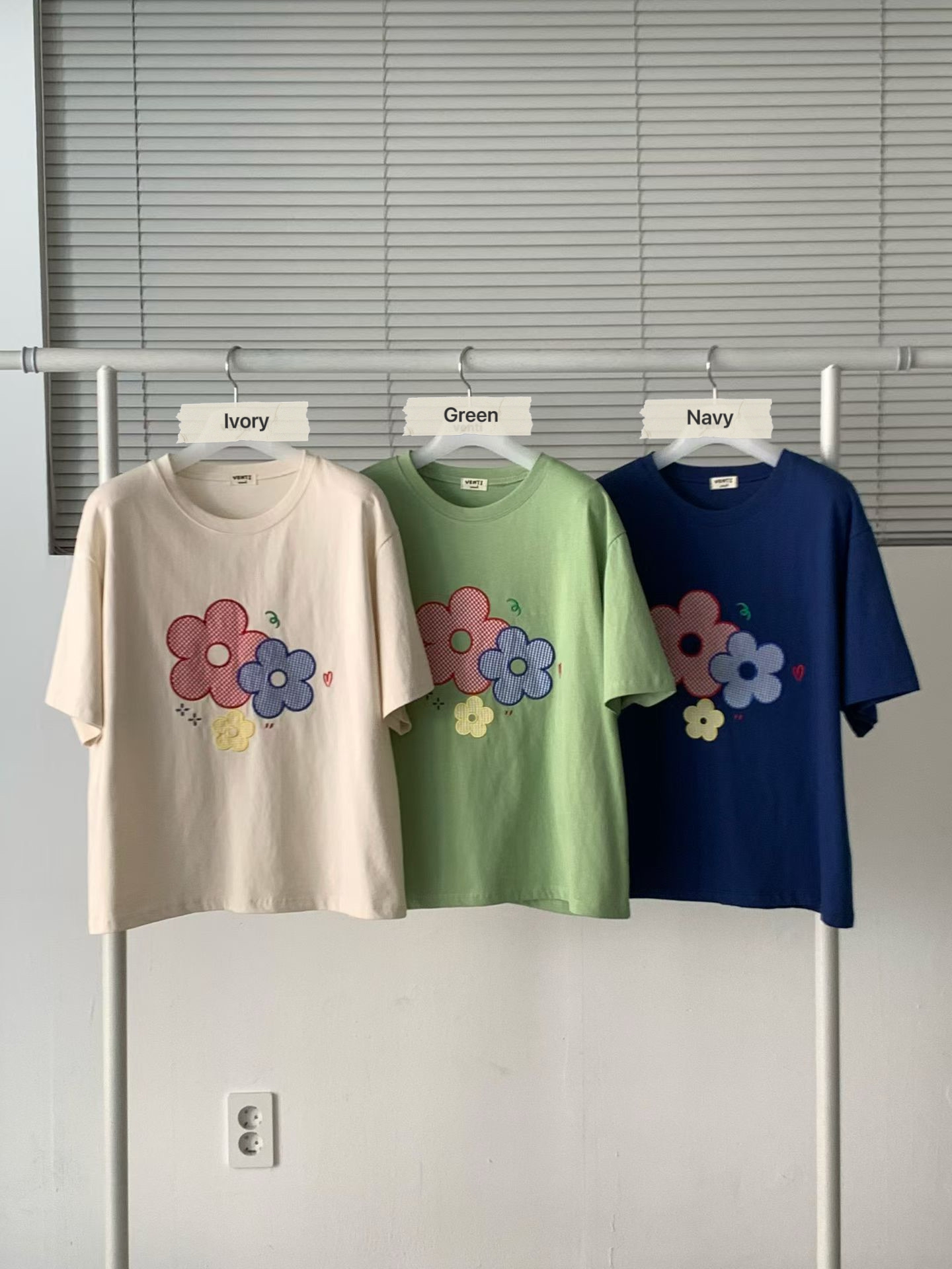 RT17 / EMBROIDERED 3 FLOWERS TEE