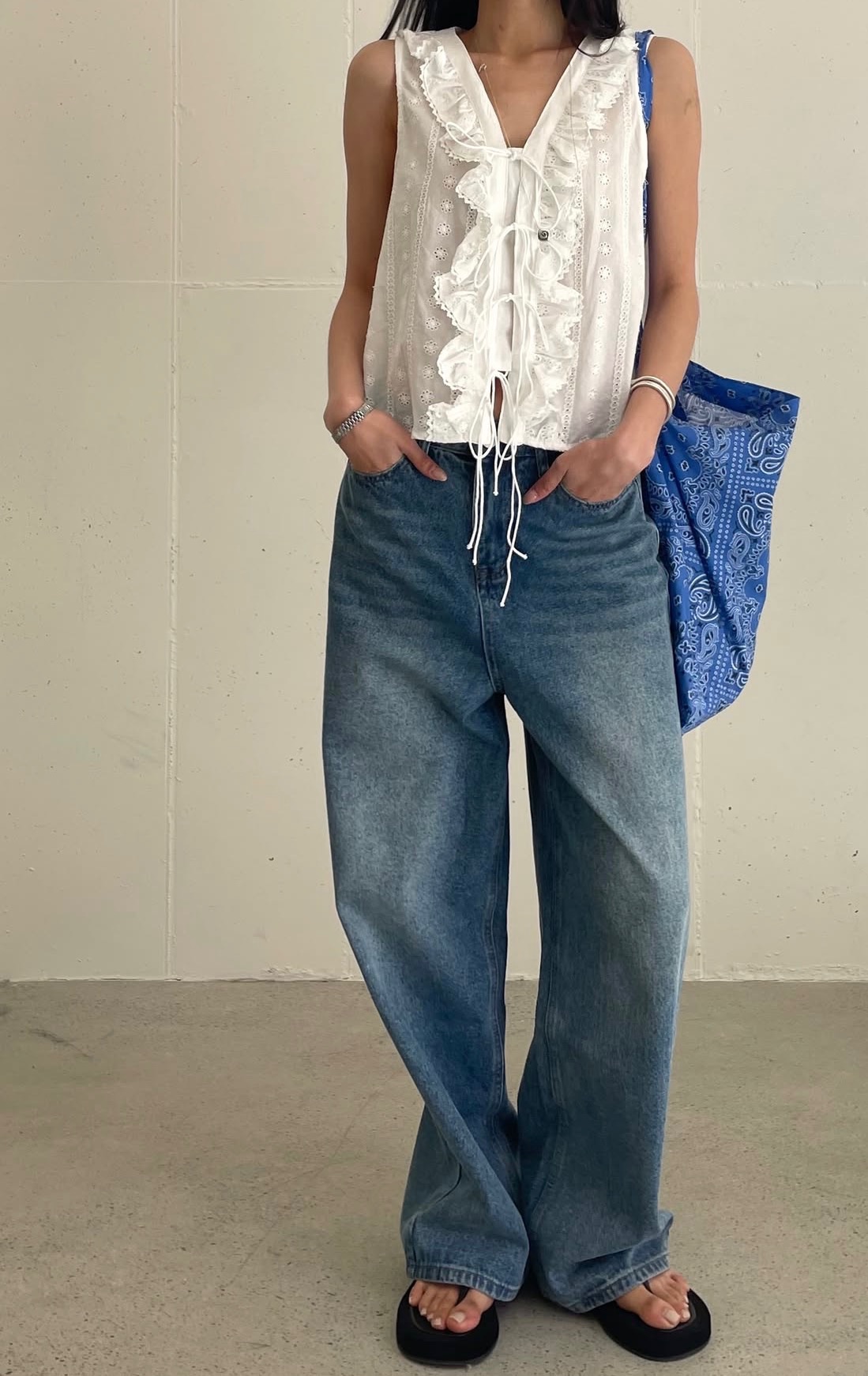 PG08 / SLEEVELESS BRODERIE TOP
