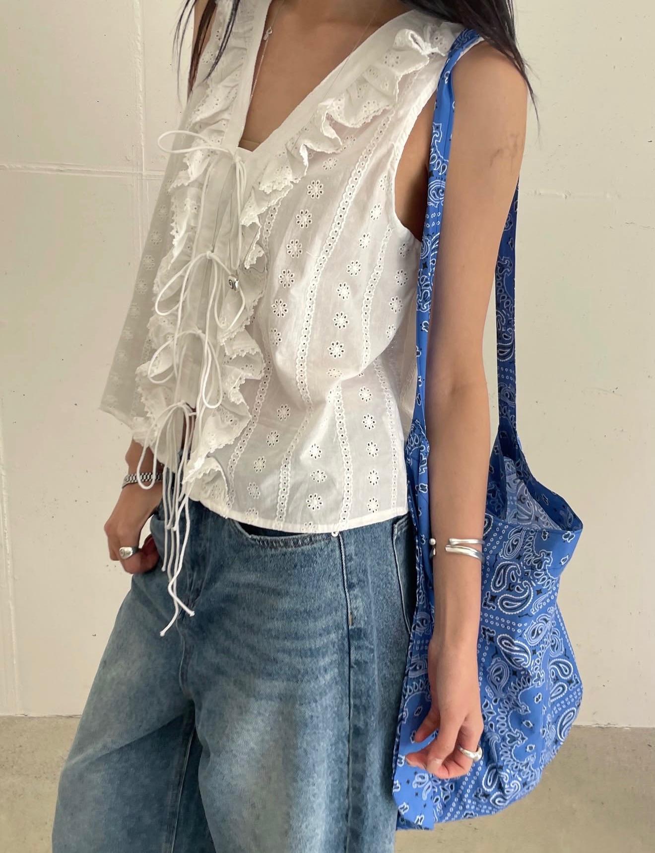 PG08 / SLEEVELESS BRODERIE TOP