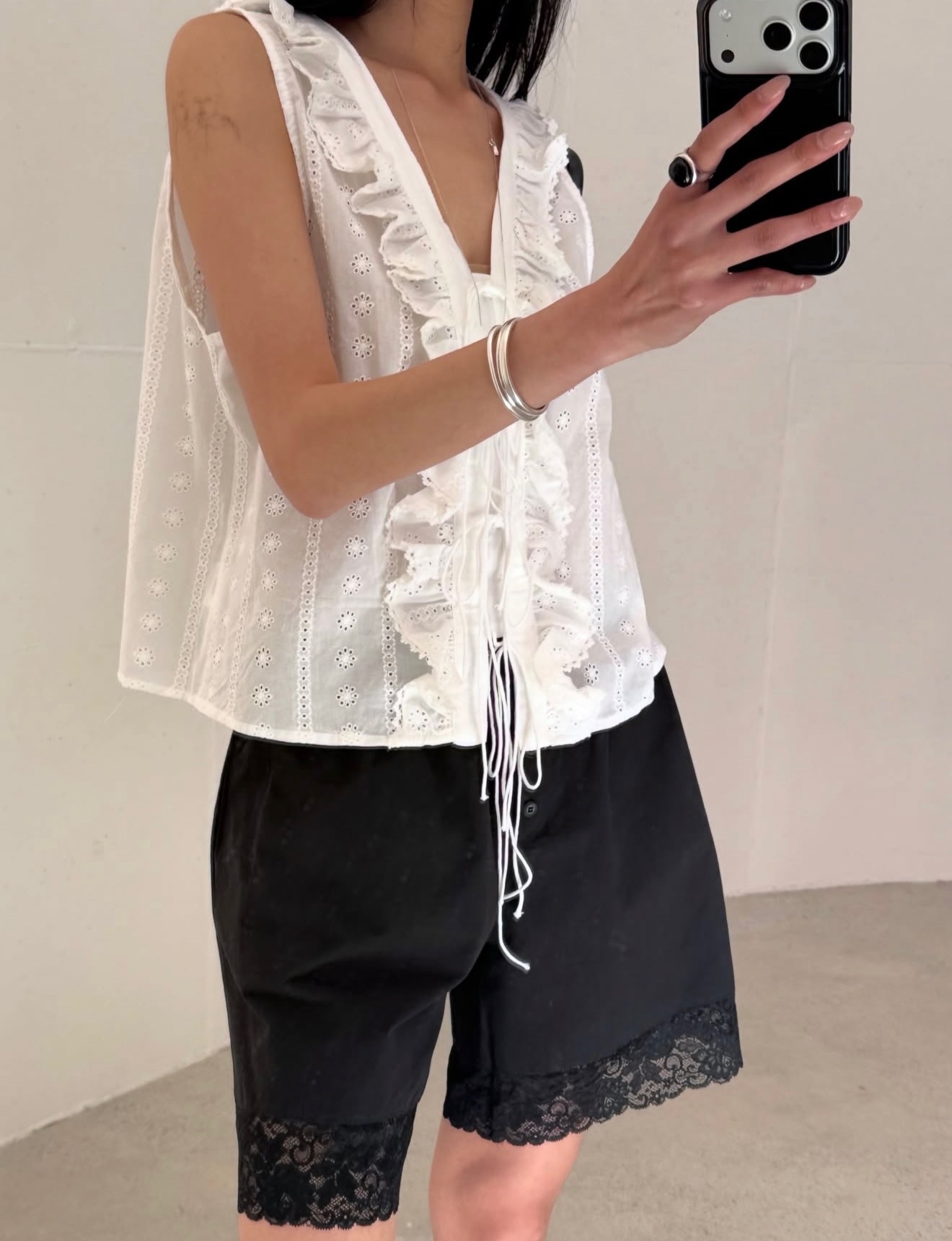 PG08 / SLEEVELESS BRODERIE TOP