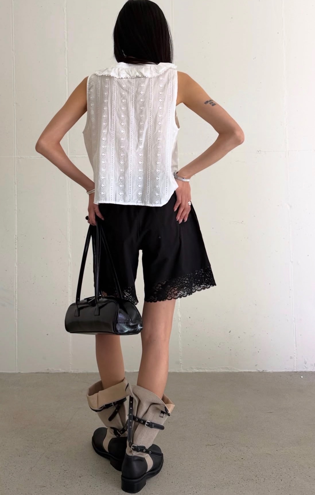 PG08 / SLEEVELESS BRODERIE TOP