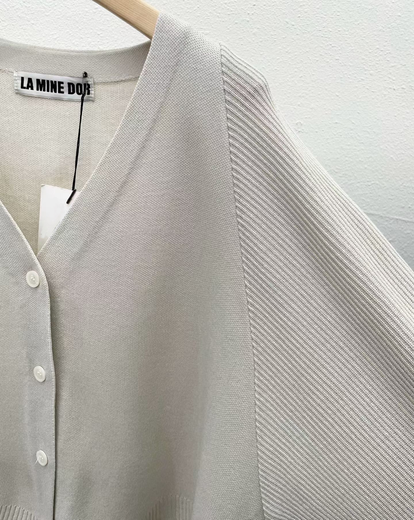 LE15 / V-NECKLINE RIBBED KNIT CARDIGAN