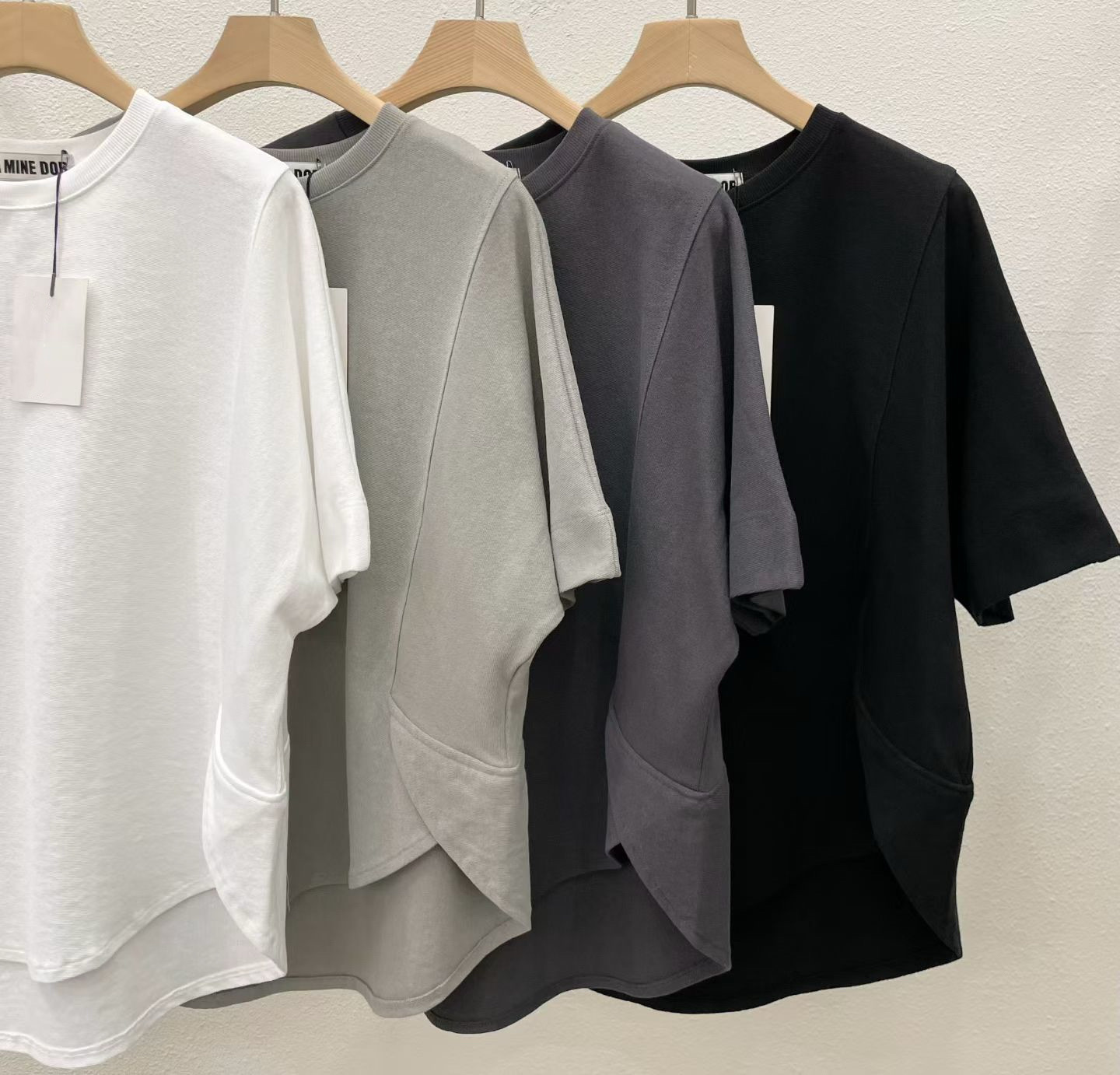 LE17 / OVERLAP CURVED HEM TEE