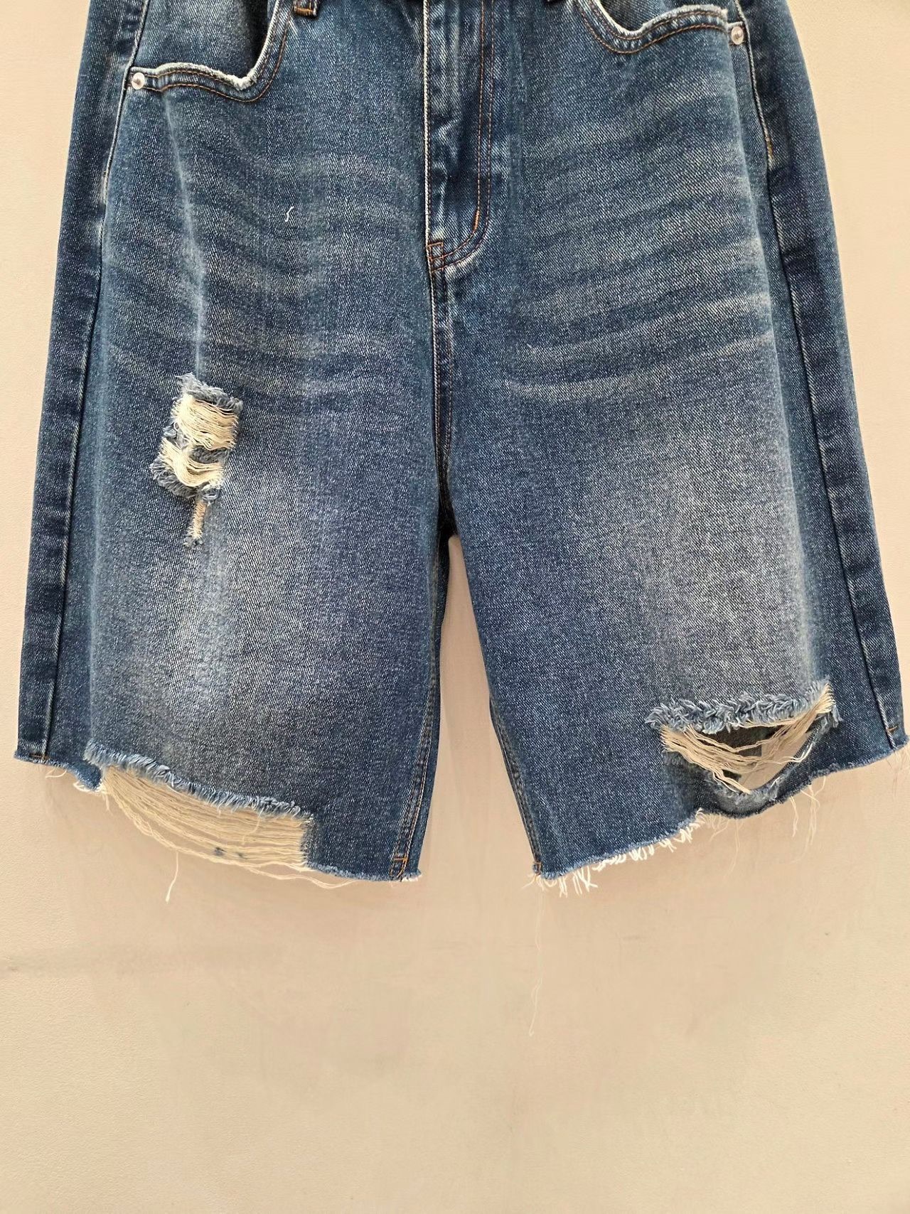 MA25 / ADJUSTABLE SIDES DISTRESSED DENIM BERMUDAS