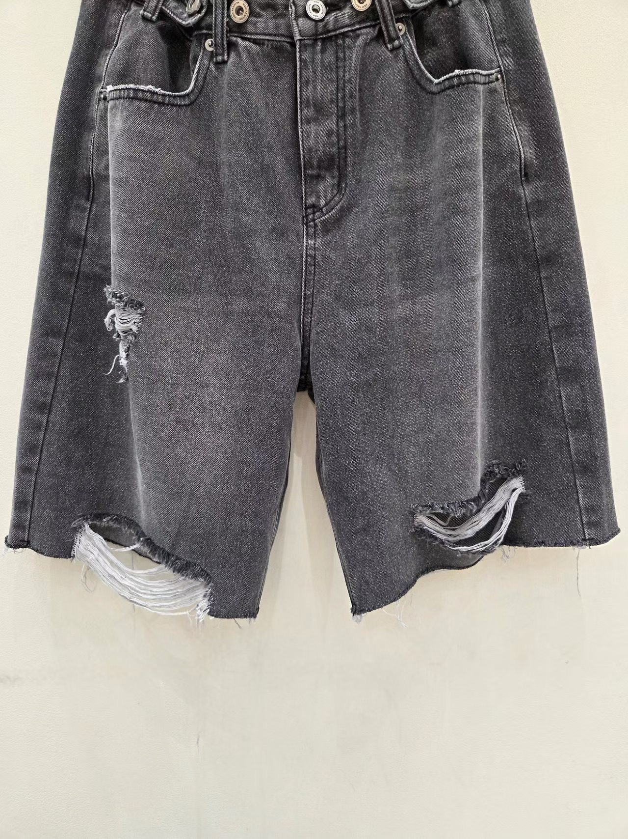 MA25 / ADJUSTABLE SIDES DISTRESSED DENIM BERMUDAS