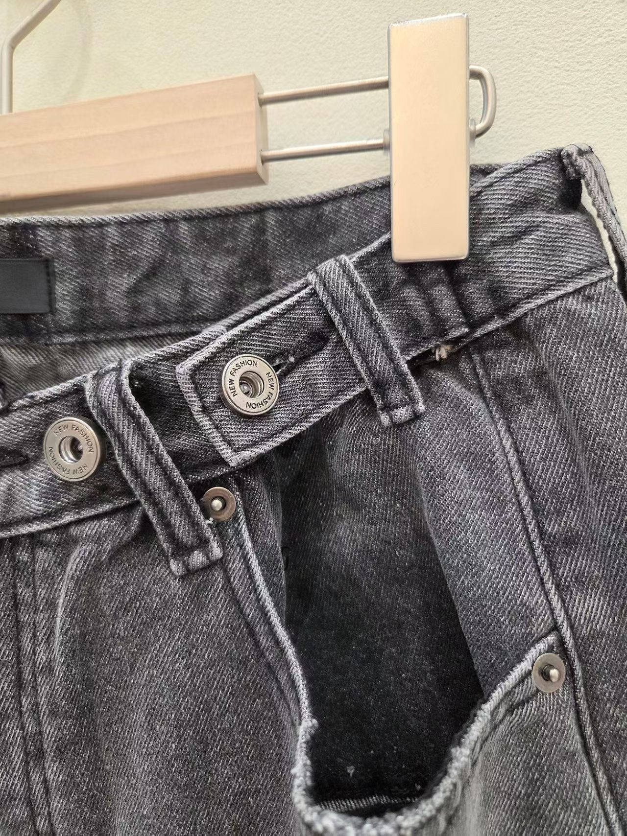 MA25 / ADJUSTABLE SIDES DISTRESSED DENIM BERMUDAS