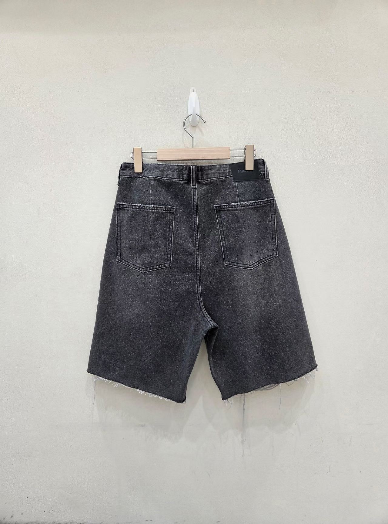 MA25 / ADJUSTABLE SIDES DISTRESSED DENIM BERMUDAS