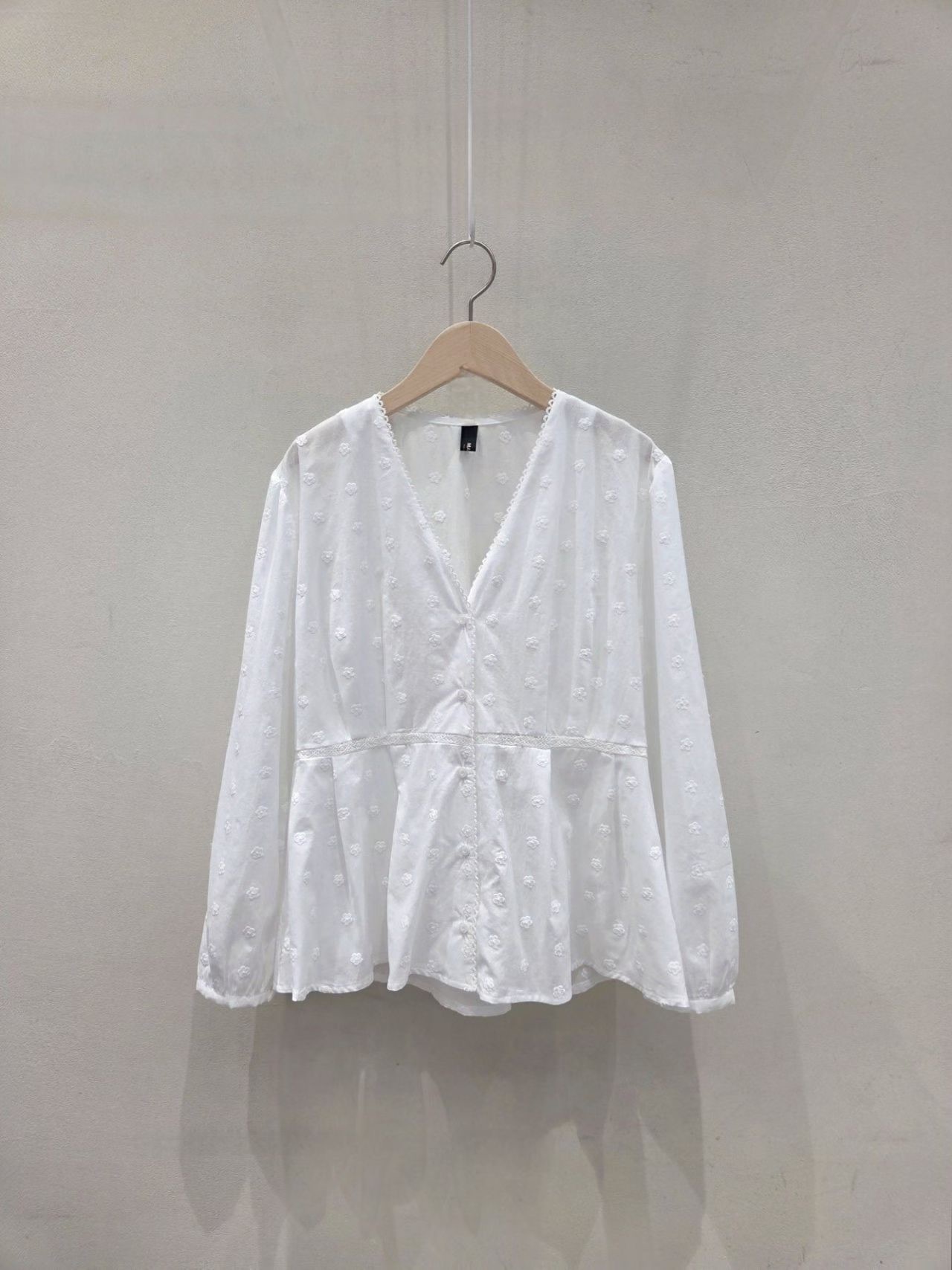 MA28 / V NECKLINE PERFORATED BRODERIE BLOUSE