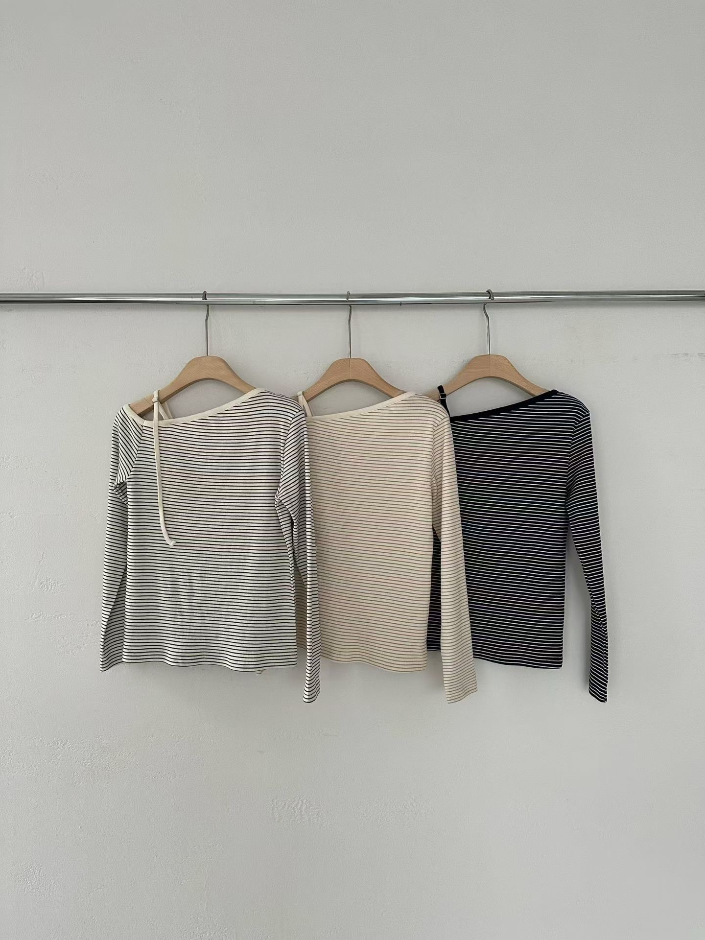 GT08 / Off Shoulder Top With Adjustable Strap 