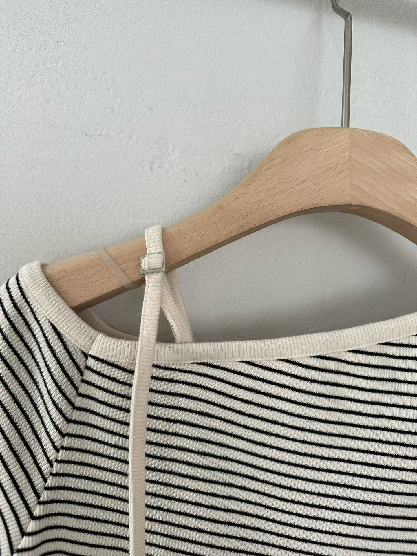 GT08 / Off Shoulder Top With Adjustable Strap 