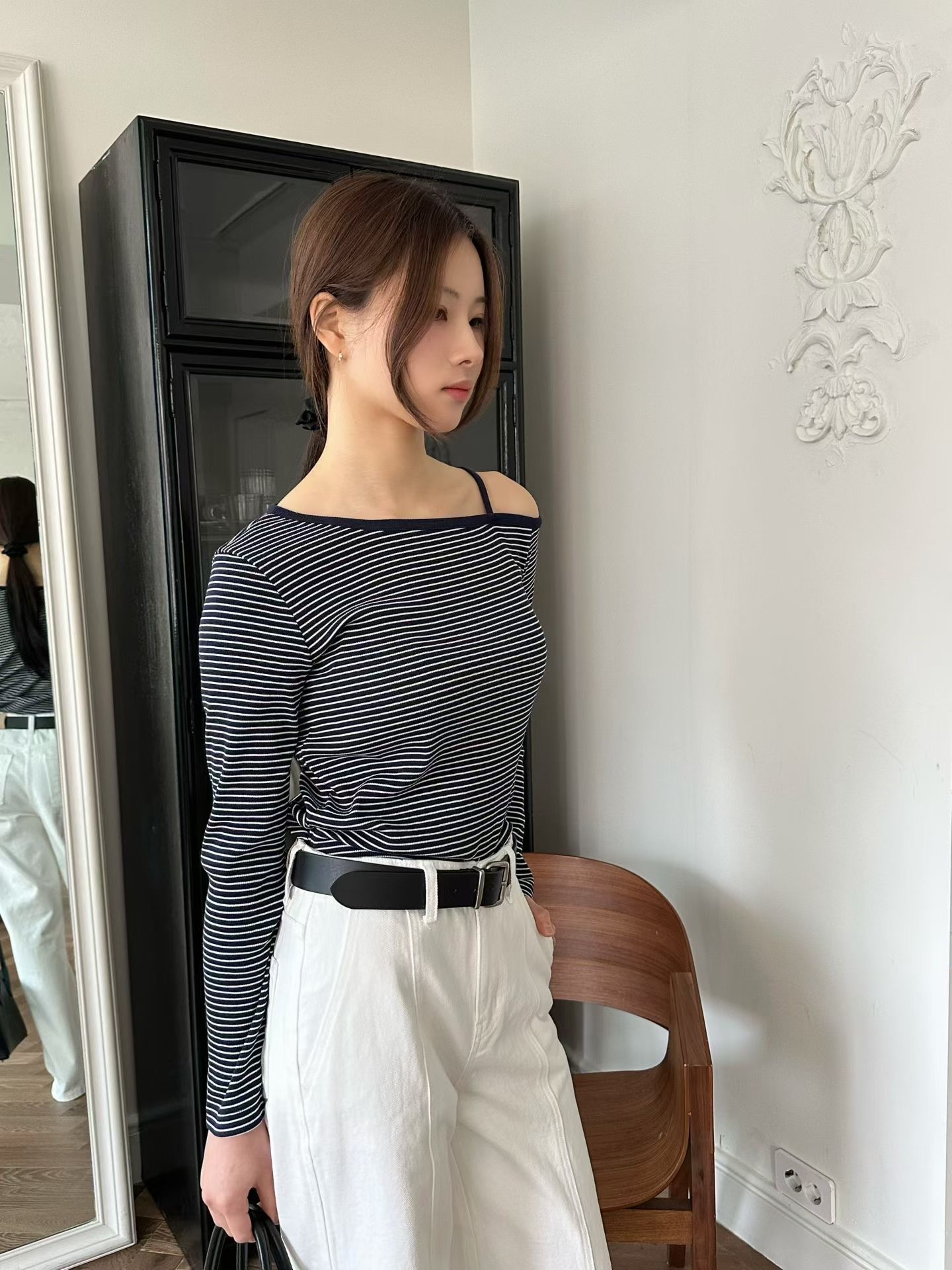 GT08 / Off Shoulder Top With Adjustable Strap 