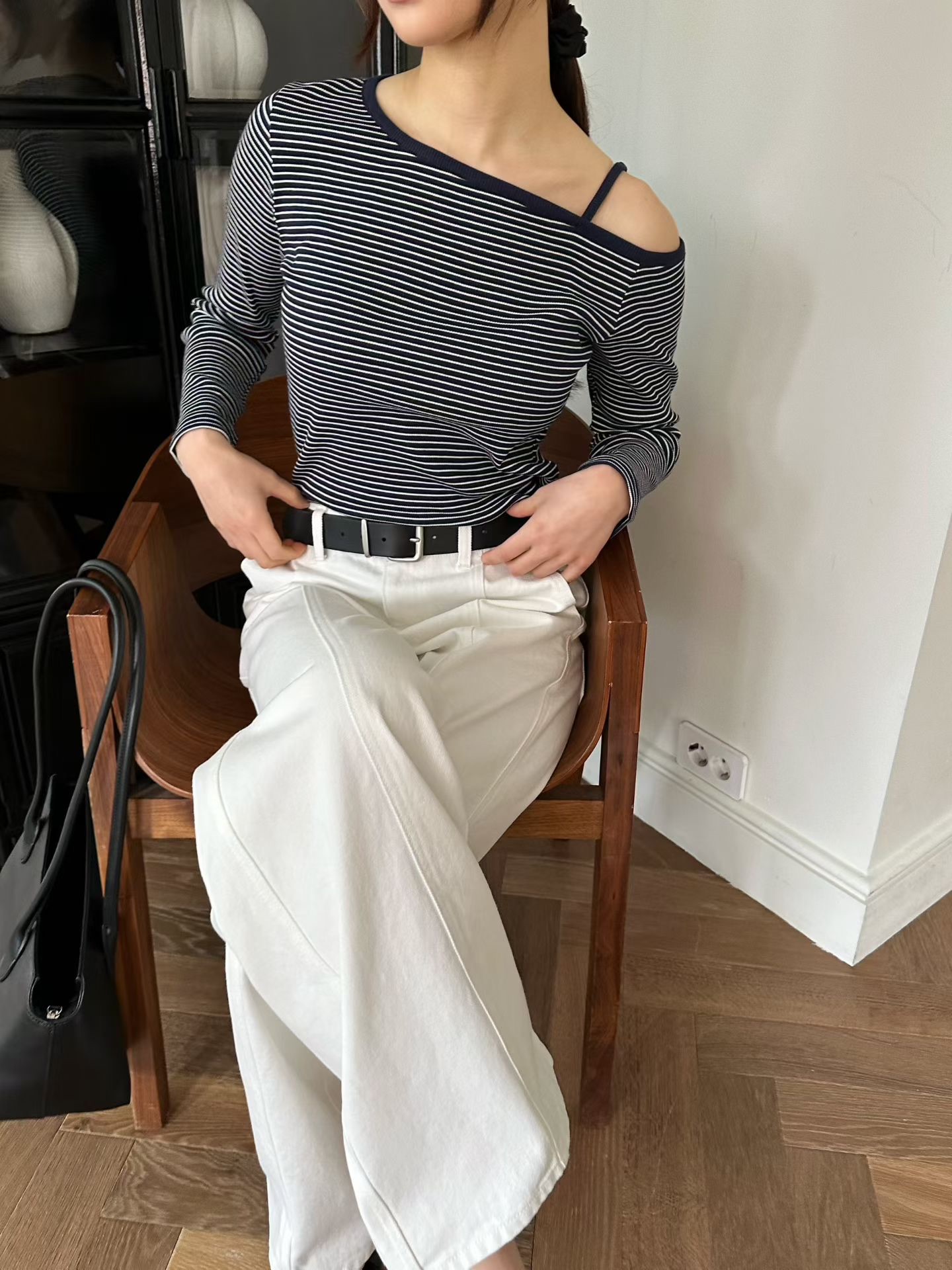 GT08 / Off Shoulder Top With Adjustable Strap 