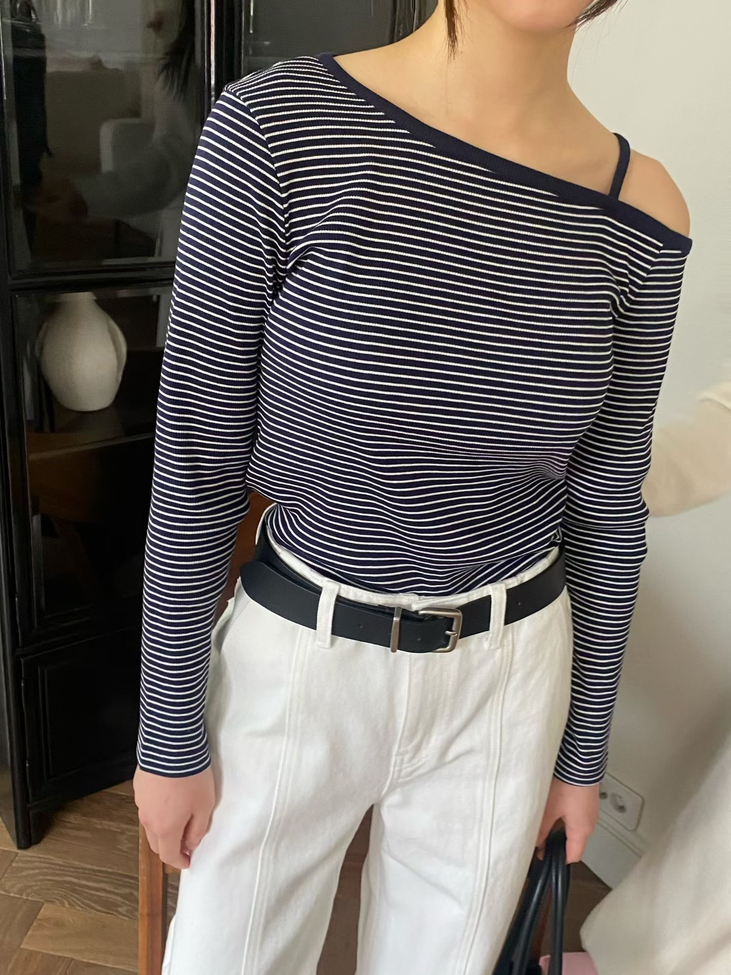 GT08 / Off Shoulder Top With Adjustable Strap 