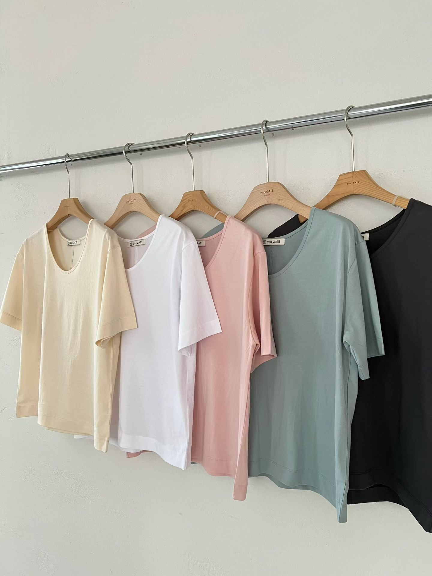 GT13 / Scoop Neckline Cotton Tee