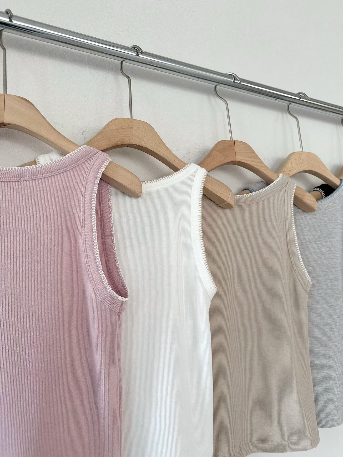 GT16 / Contrast Sewing Trims Tank Top