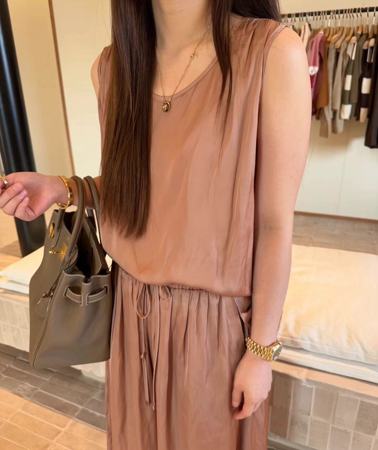 MU20 / SCOOP NECKLINE SLEEVELESS TOP