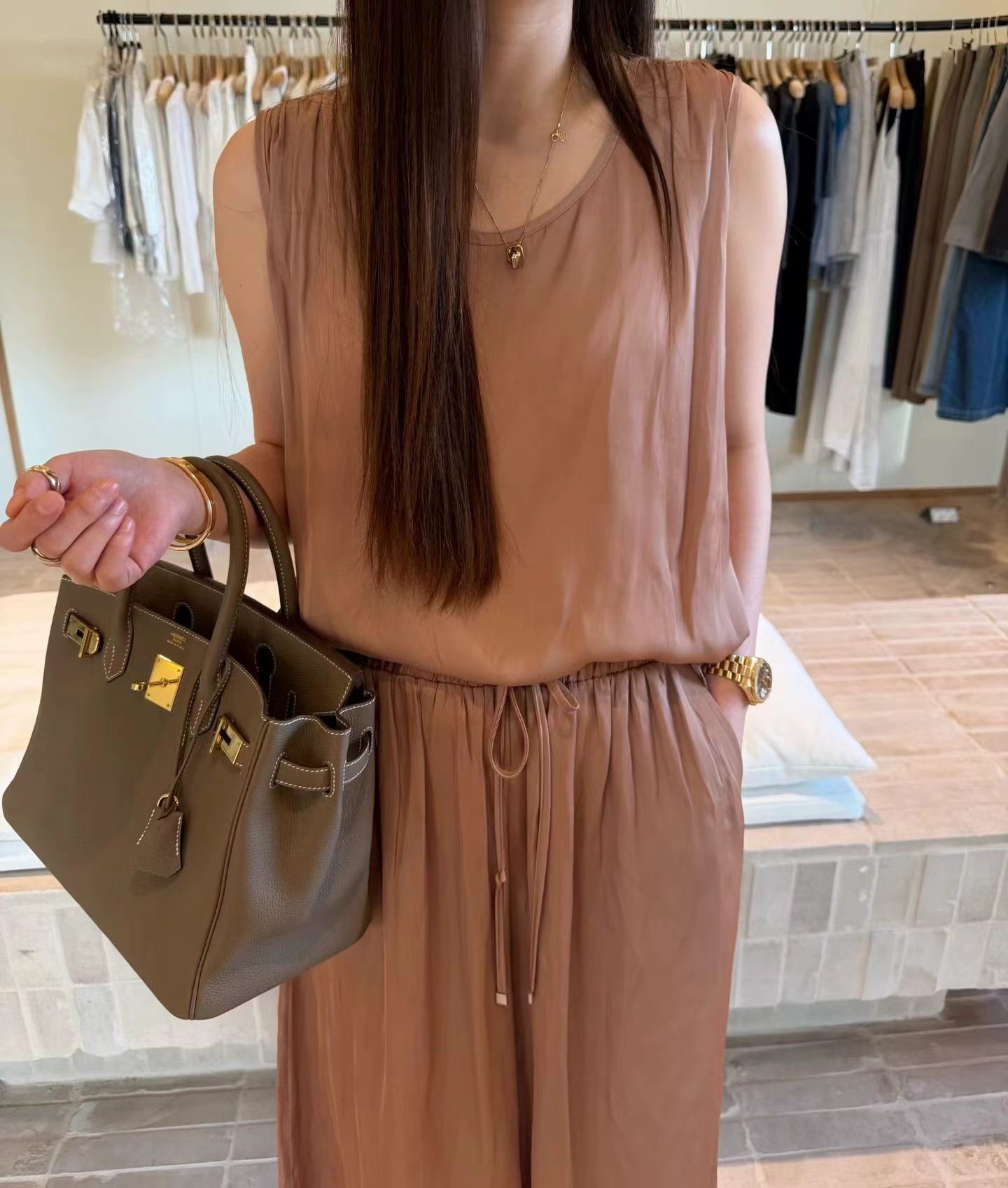 MU20 / SCOOP NECKLINE SLEEVELESS TOP
