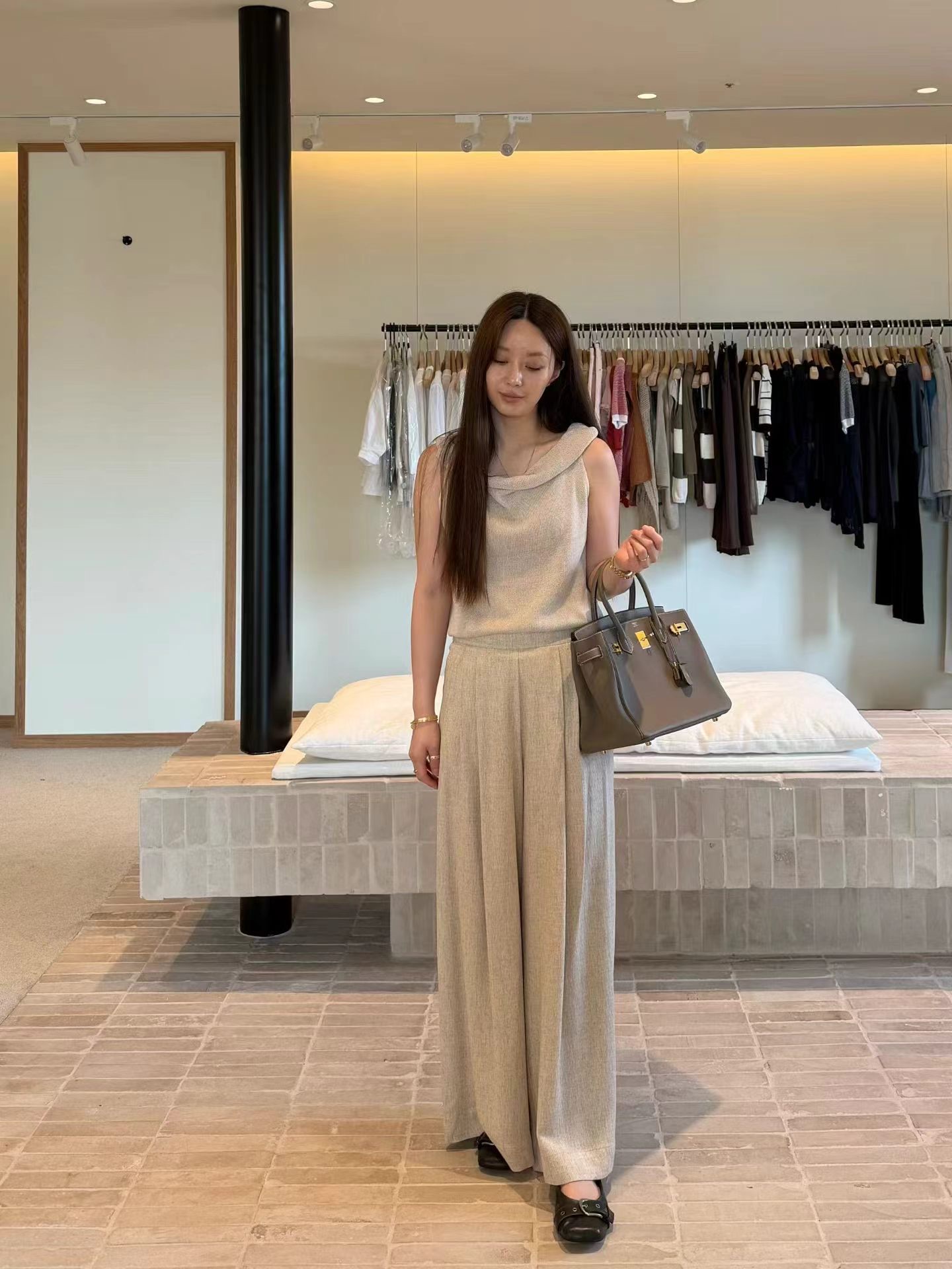 MU18 / SLEEVELESS COWL NECKLINE KNIT TOP