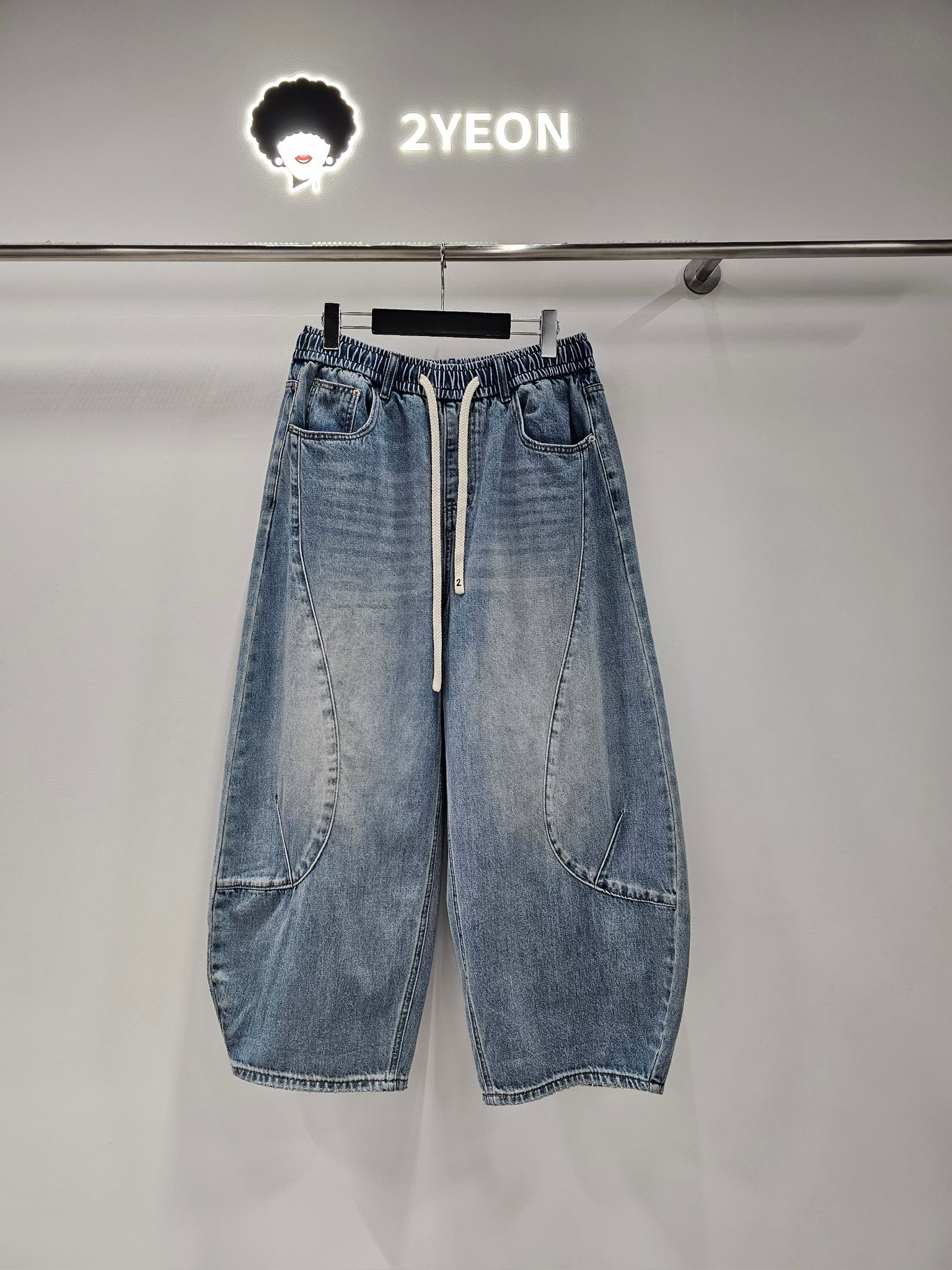 NY02 / Banded Waist Barrel-cut Trousers