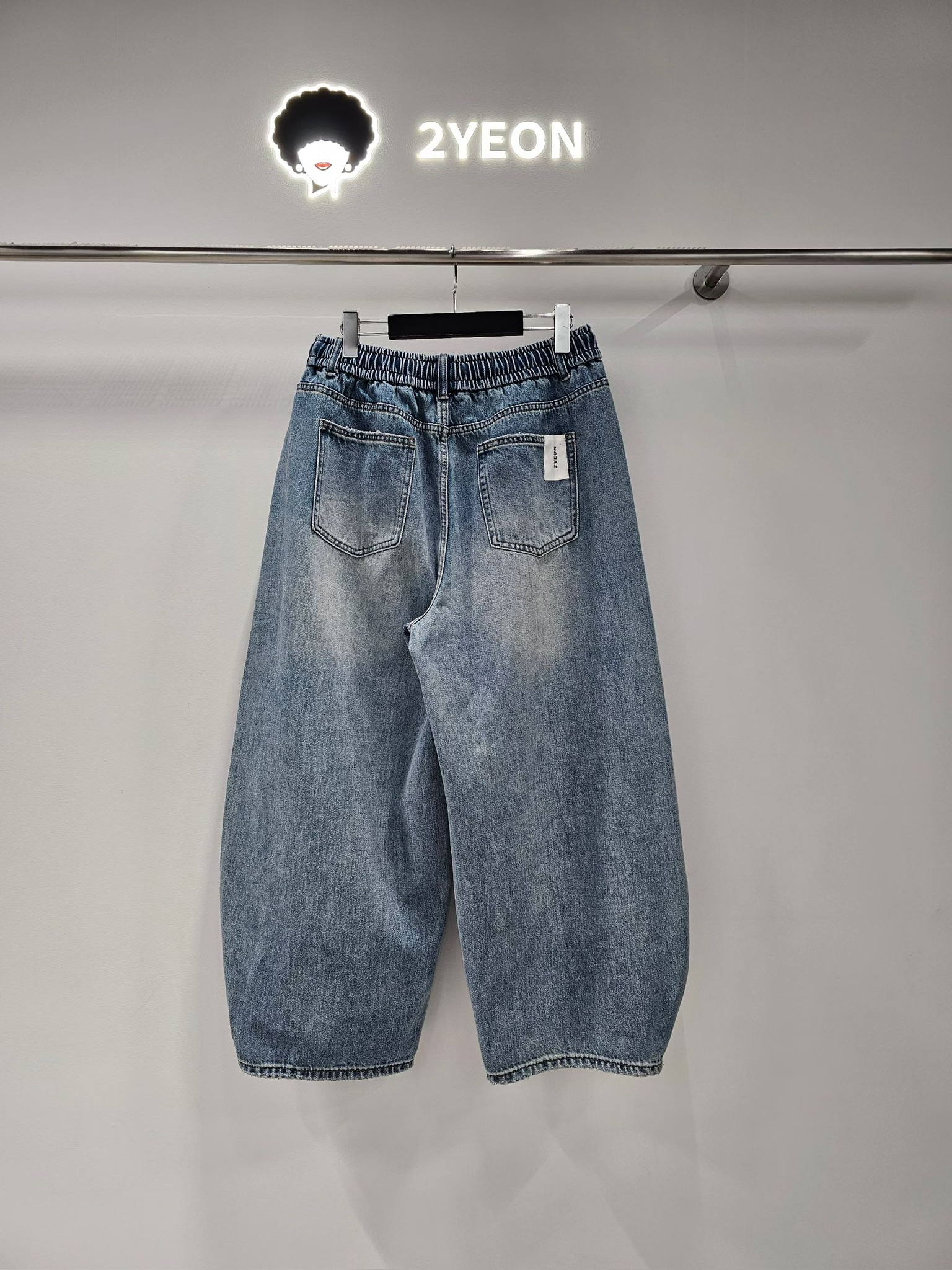 NY02 / Banded Waist Barrel-cut Trousers