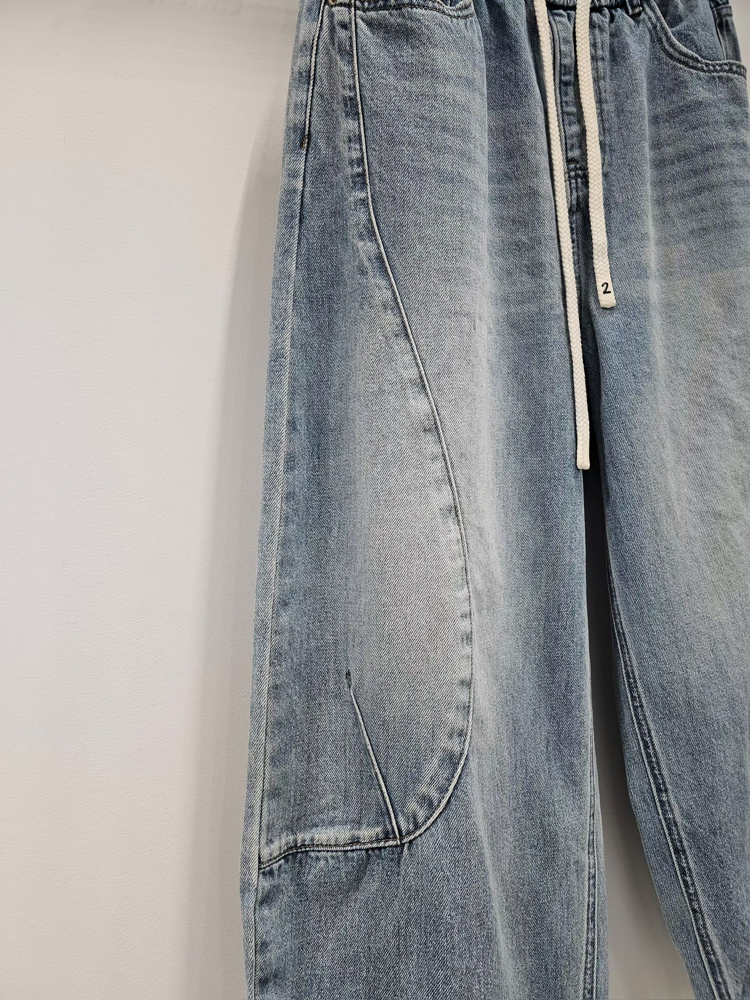 NY02 / Banded Waist Barrel-cut Trousers