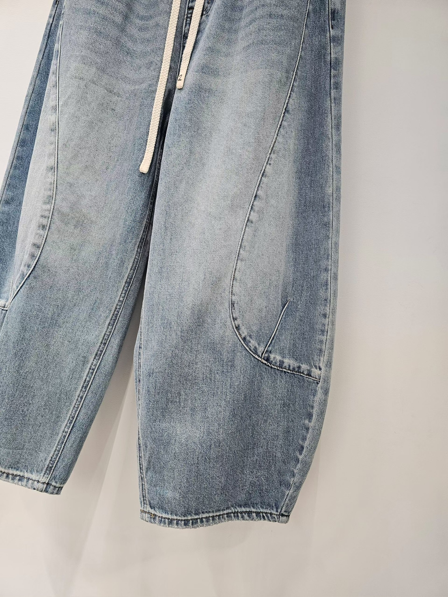 NY02 / Banded Waist Barrel-cut Trousers