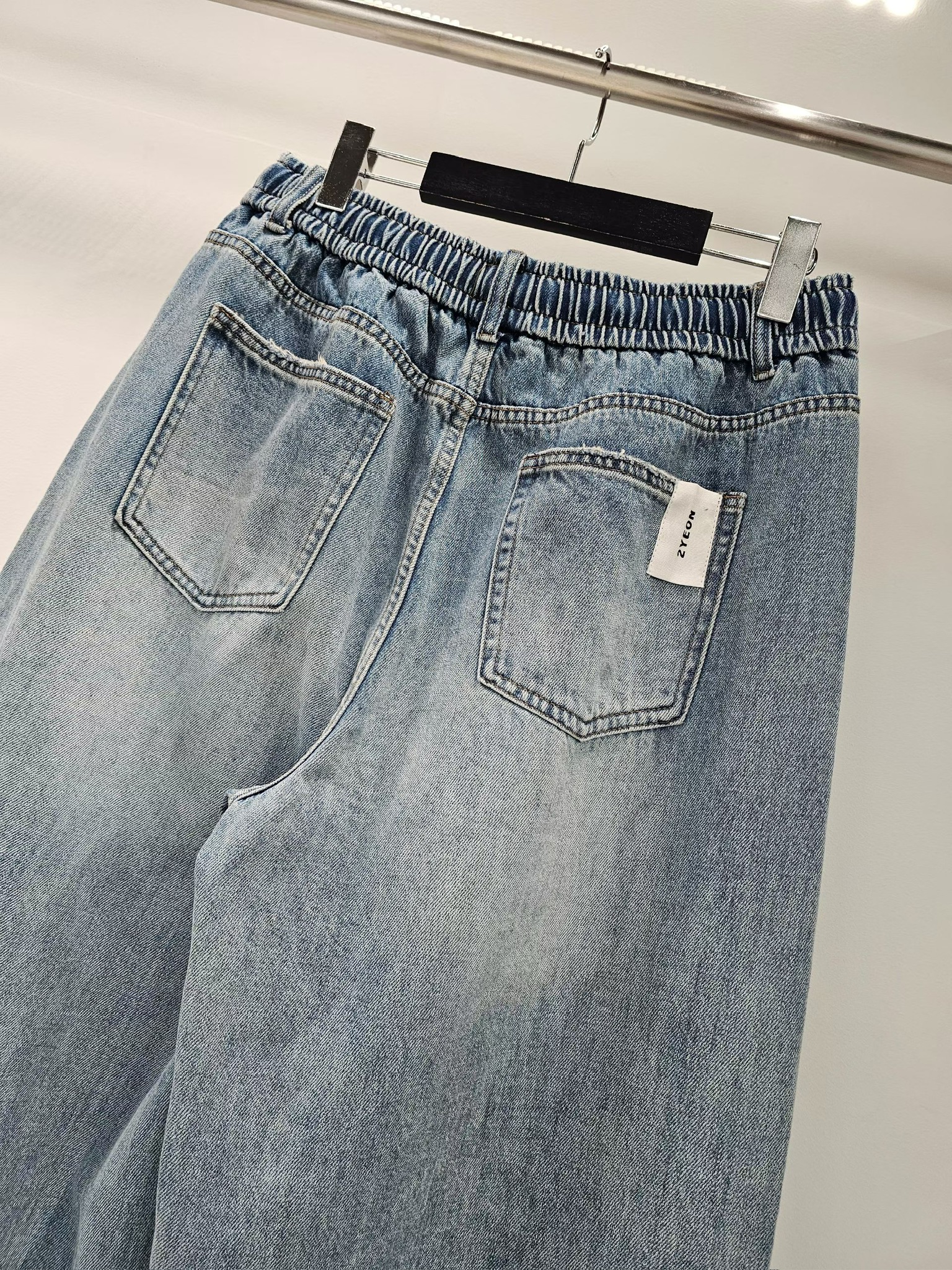 NY02 / Banded Waist Barrel-cut Trousers